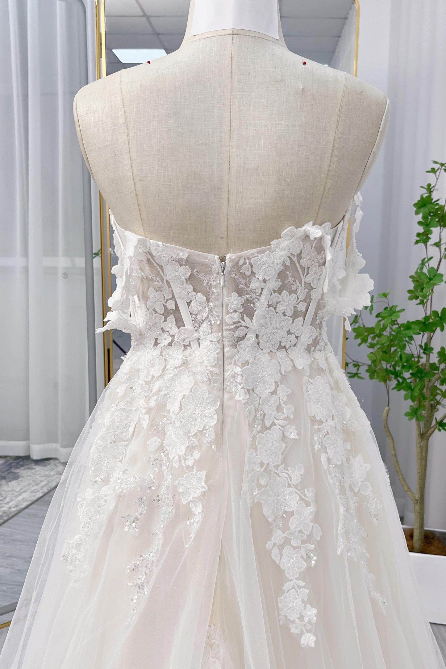 A-Line Sweep-Brush Train Lace Tulle Wedding Dress CW3101 - COCOMELODY
