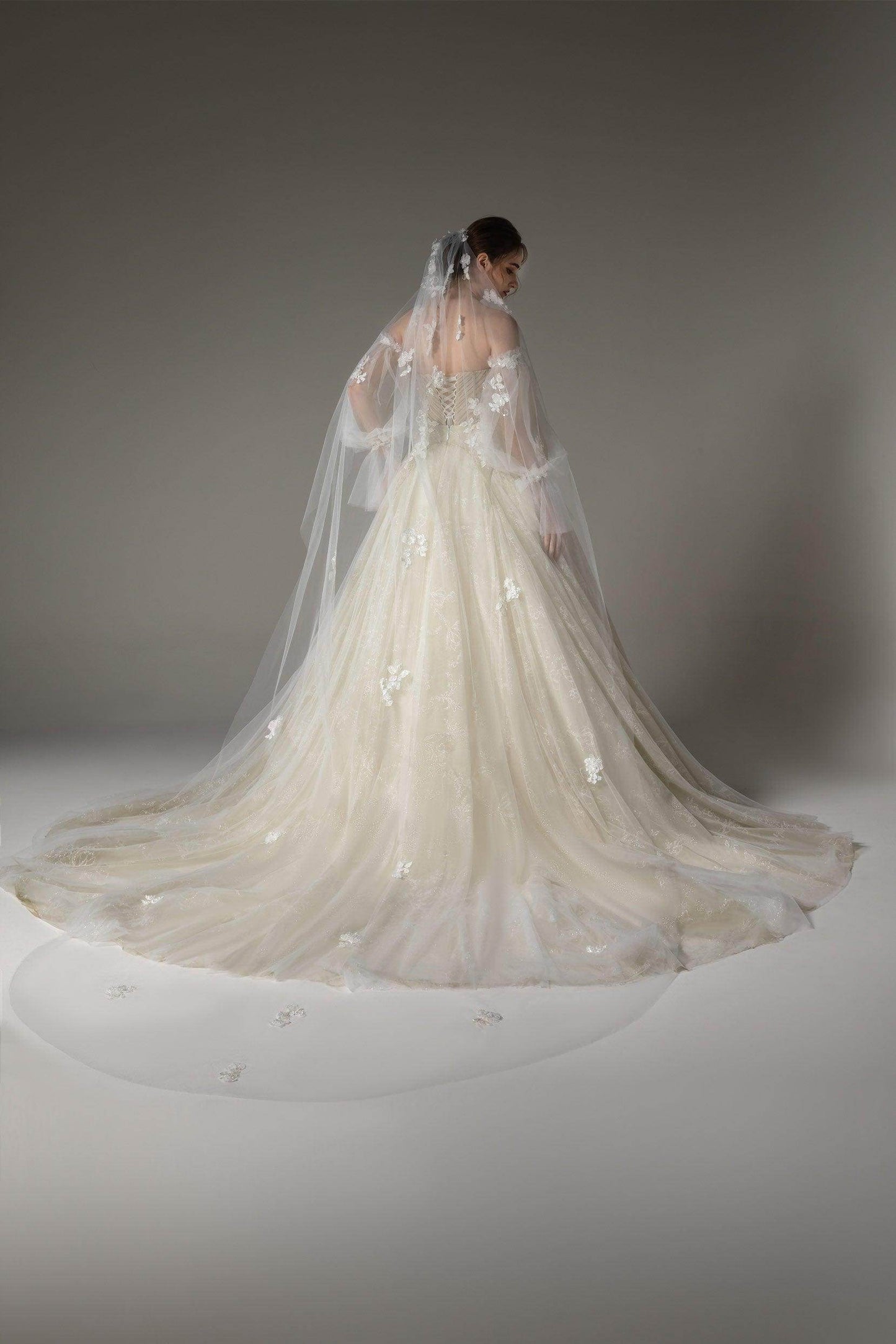 One-tier Cut Edge Tulle Chapel Veils with Appliques CV0274 - COCOMELODY