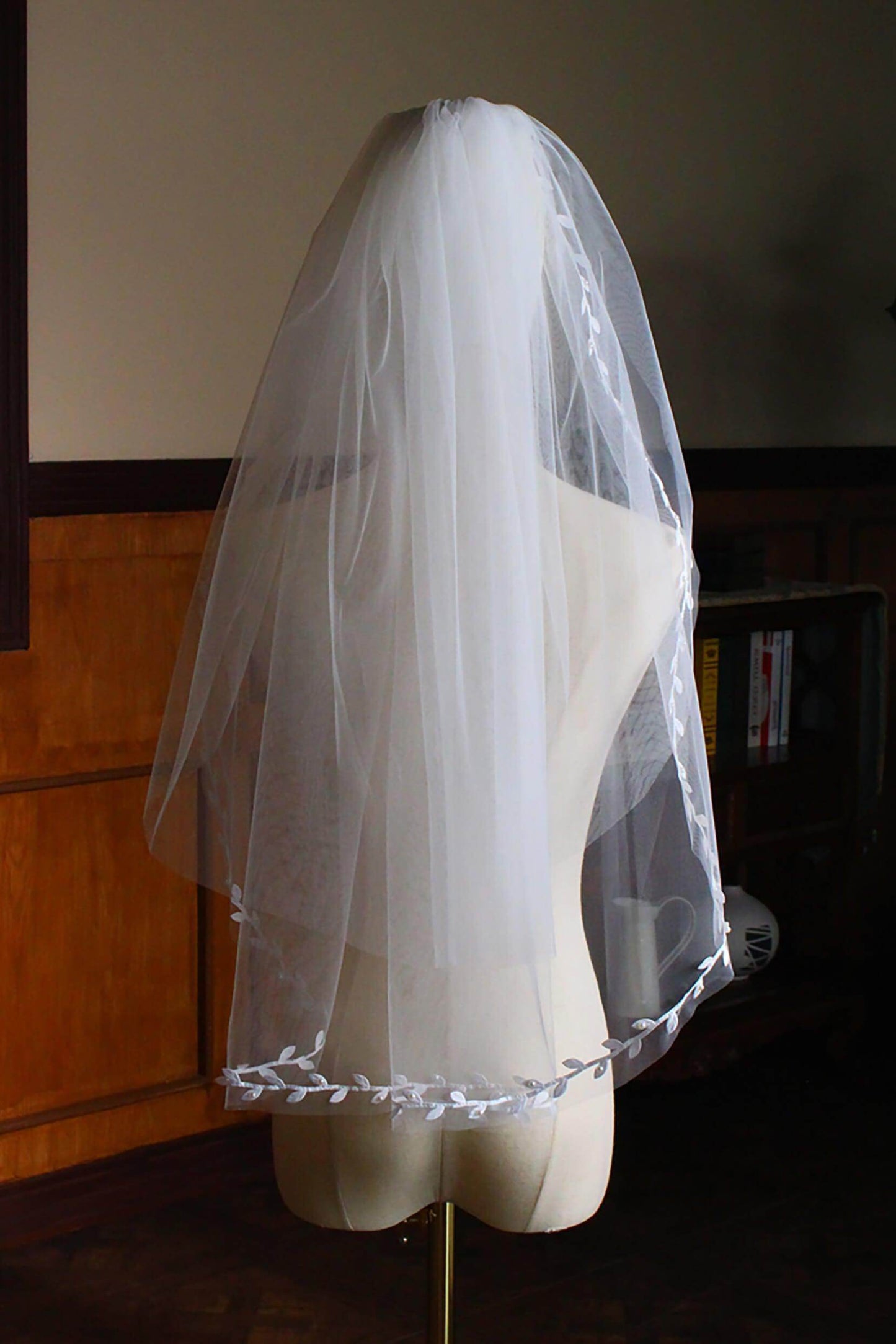 One-tier Leaves Edge Tulle Waist Veils with CV0300