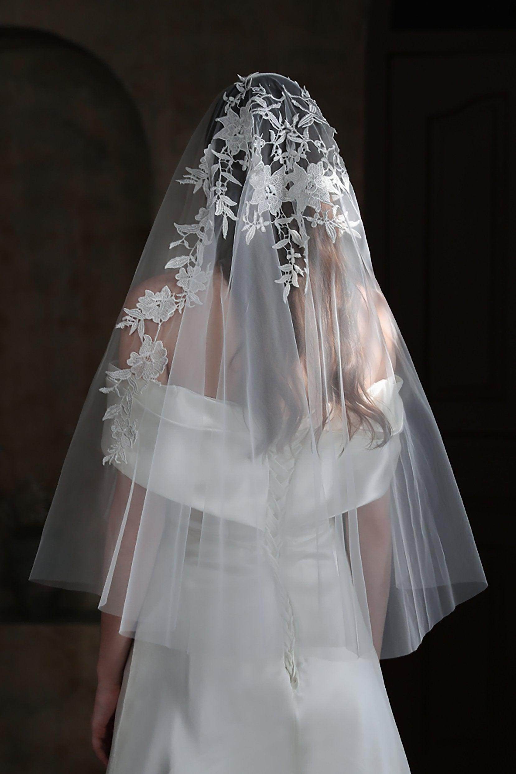 Two-tier Cut Edge Tulle Waist Veils with Appliques CV0310 - COCOMELODY