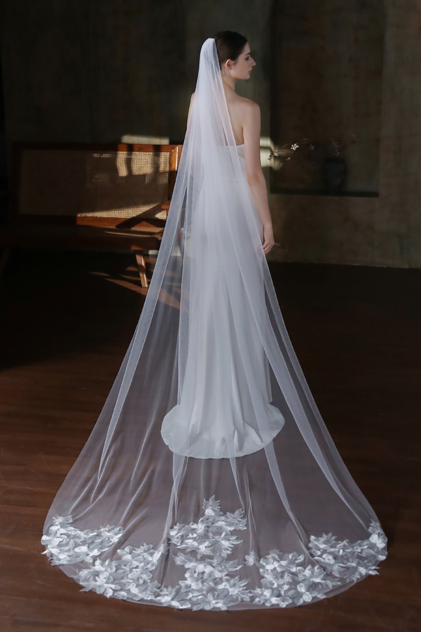 One-tier Lace Edge Tulle Chapel Veils with Appliques CV0316
