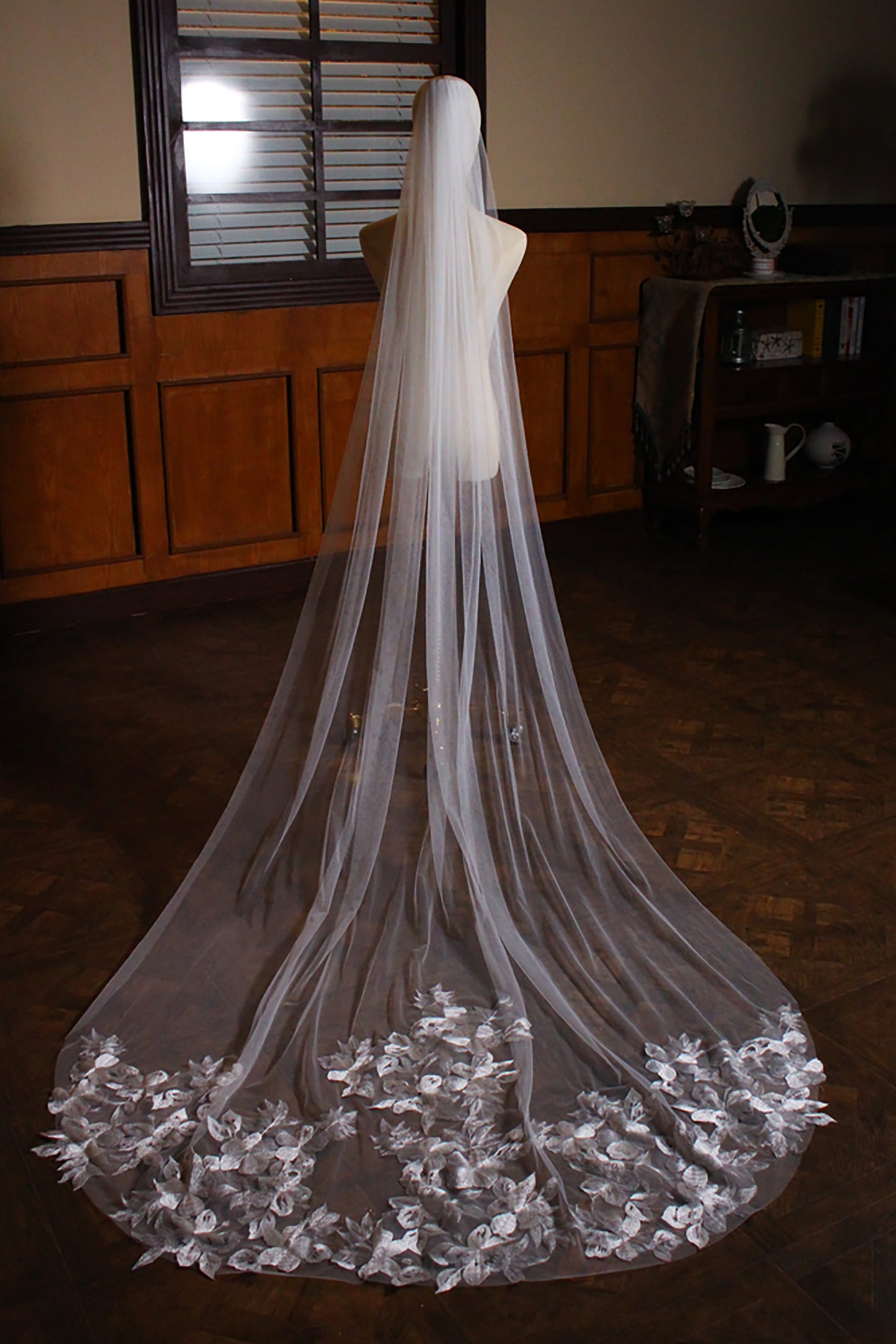One-tier Lace Edge Tulle Chapel Veils with Appliques CV0316