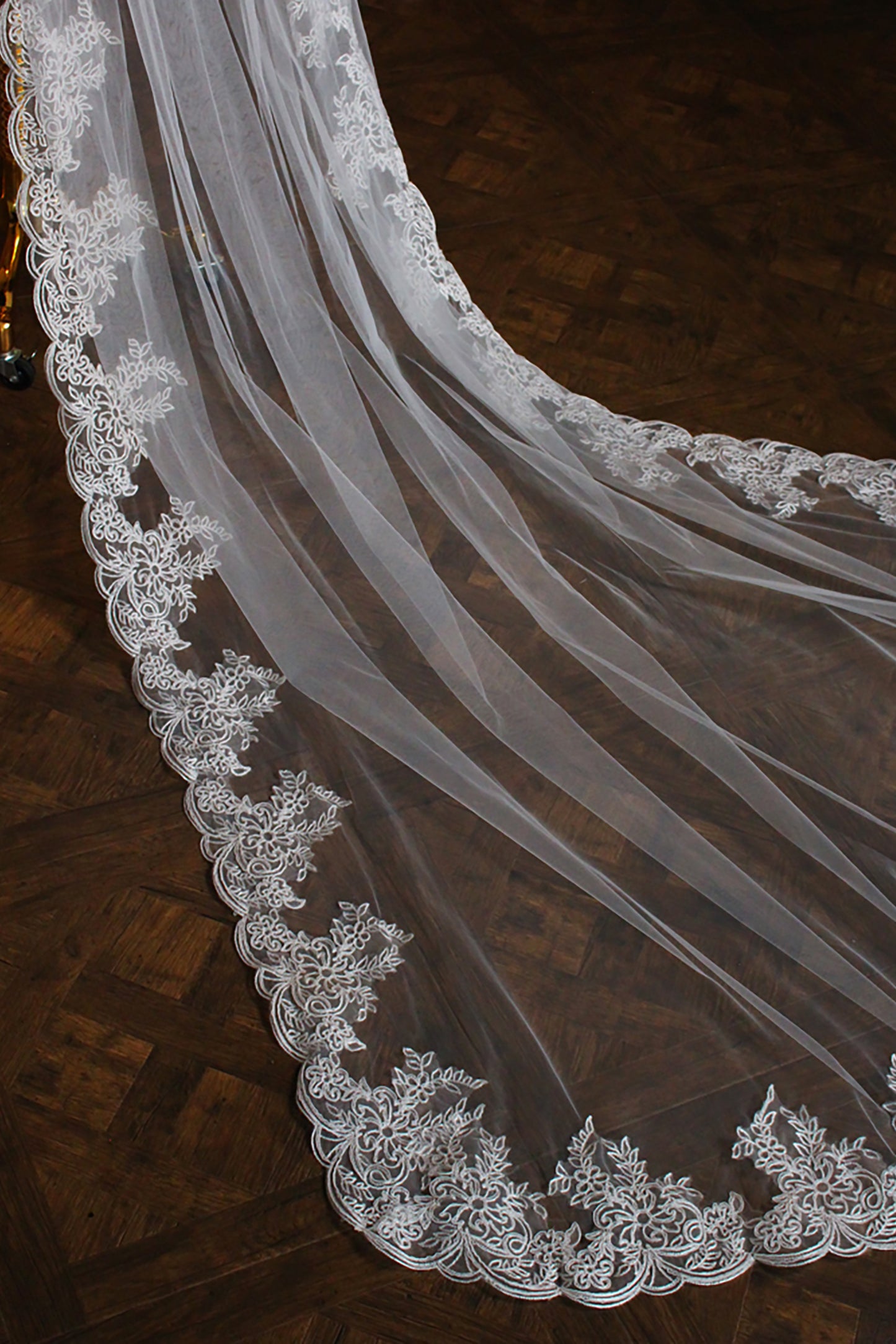 One-tier Lace Edge Tulle Chapel Veils with Appliques CV0317