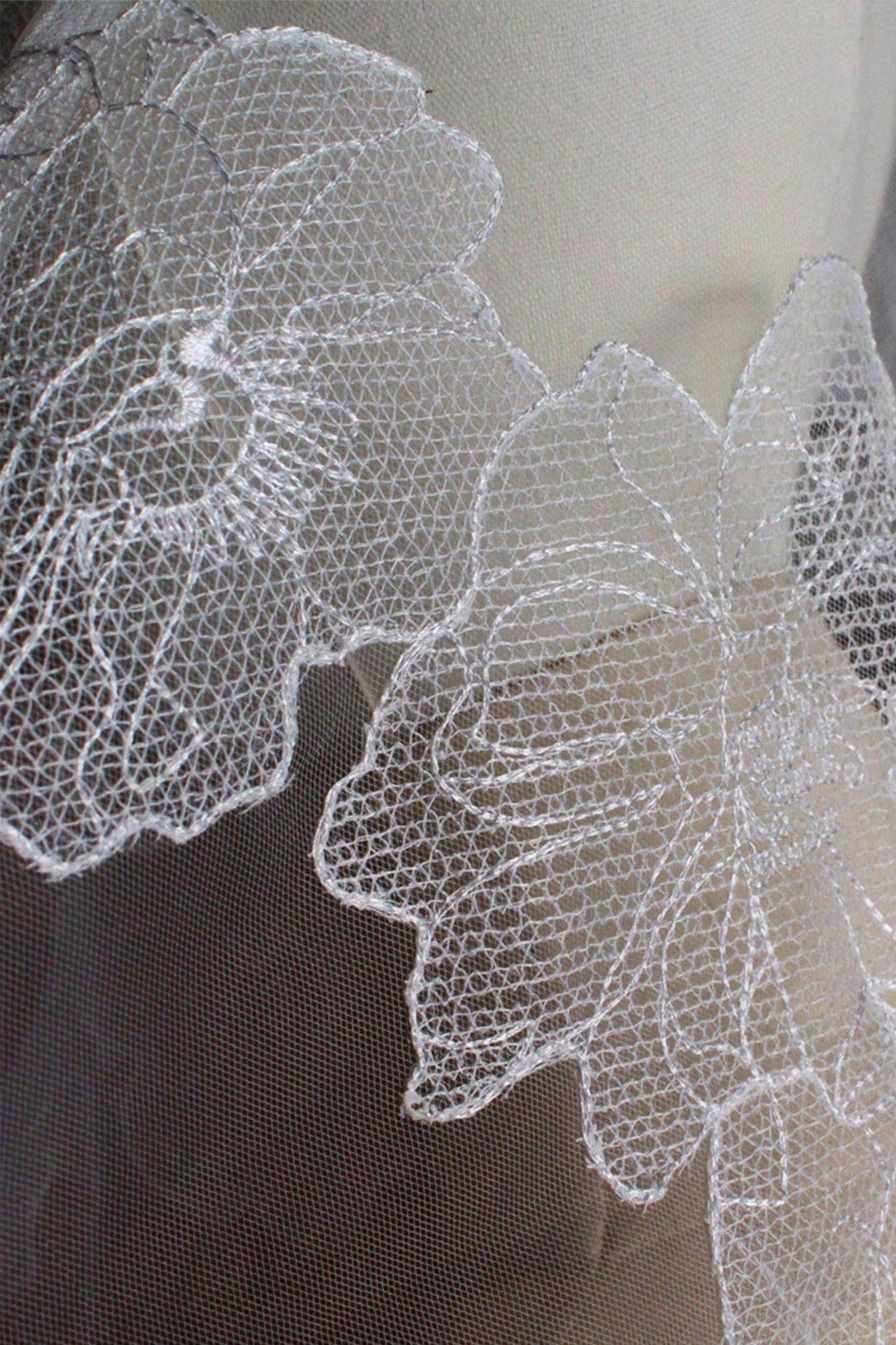 One-tier Cut Edge Tulle Lace Chapel Veils with Appliques CV0368 - COCOMELODY