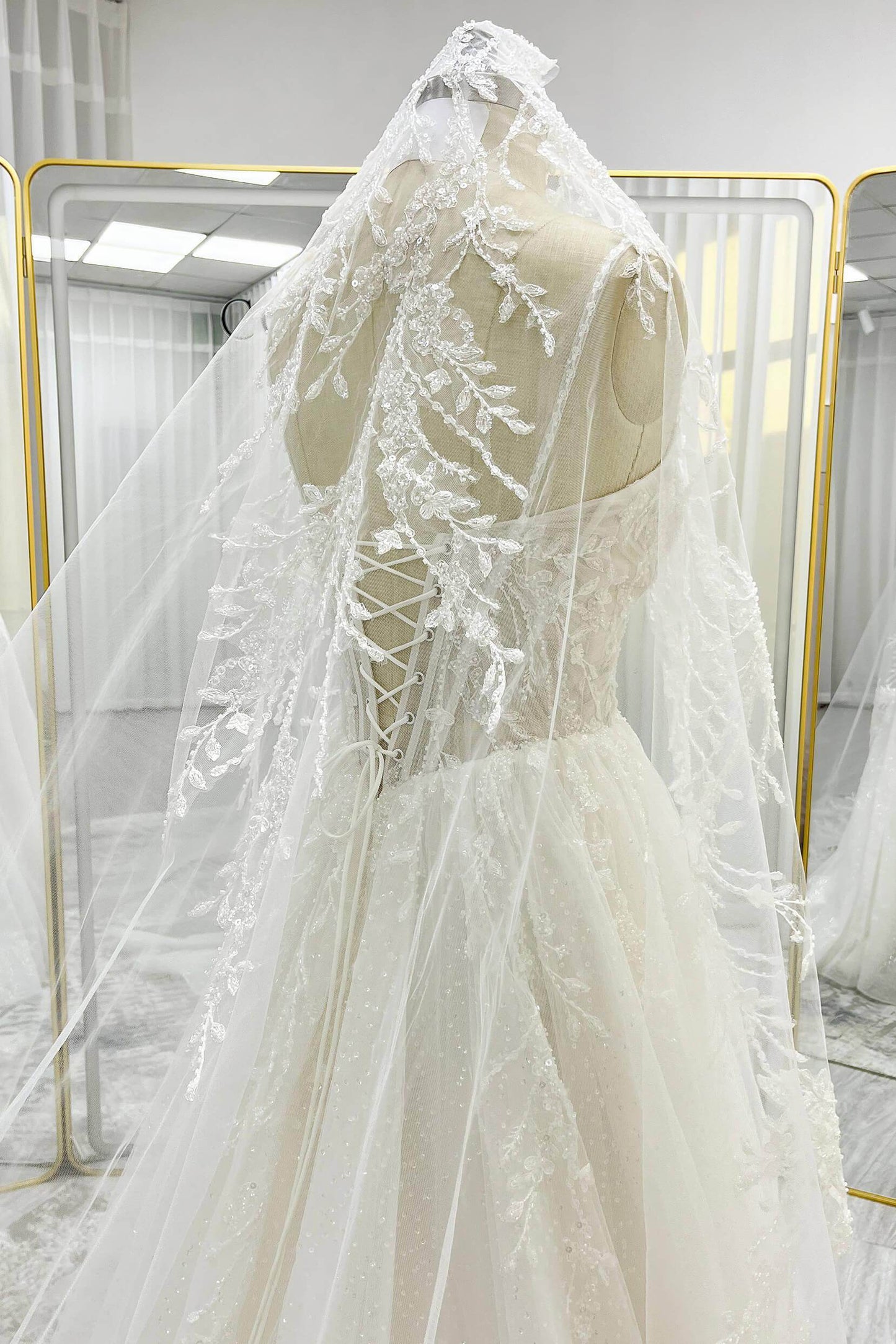 One-tier Lace Edge Tulle Chapel Veils with Appliques Beading CV0398 - COCOMELODY