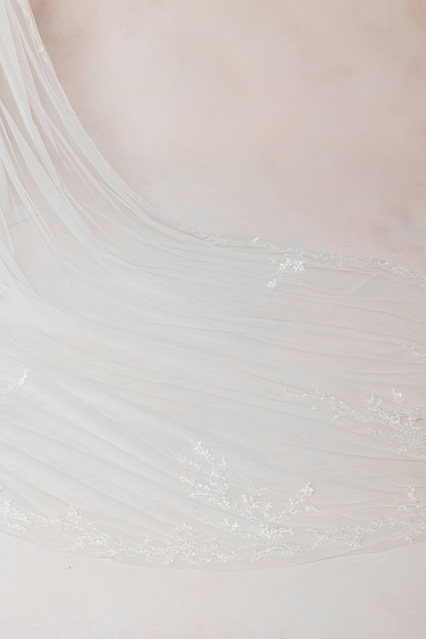 One-tier Lace Edge Tulle Chapel Veils with Appliques CV0402