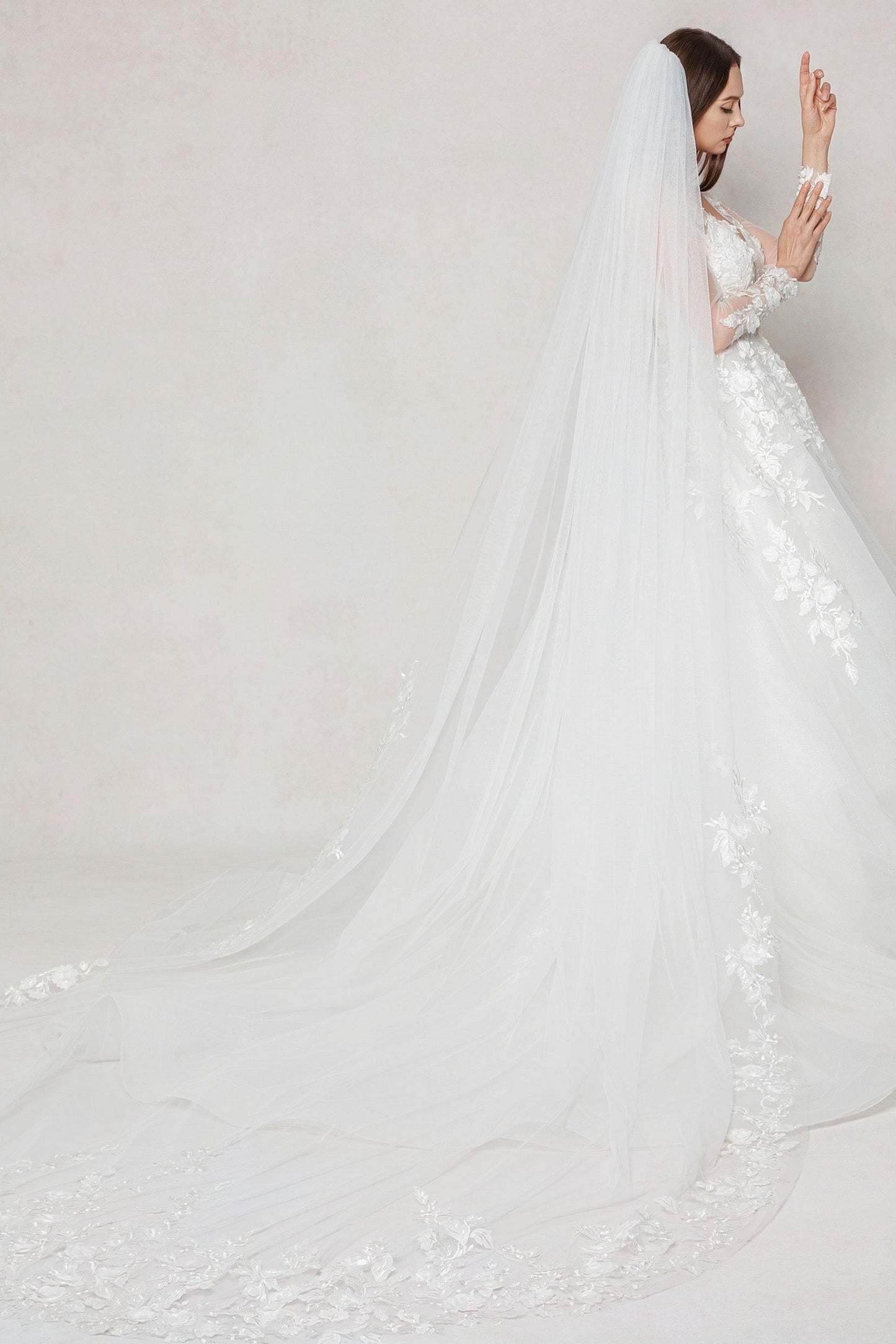 One-tier Lace Edge Tulle Chapel Veils with Appliques CV0404 - 35 Days / lvory - COCOMELODY