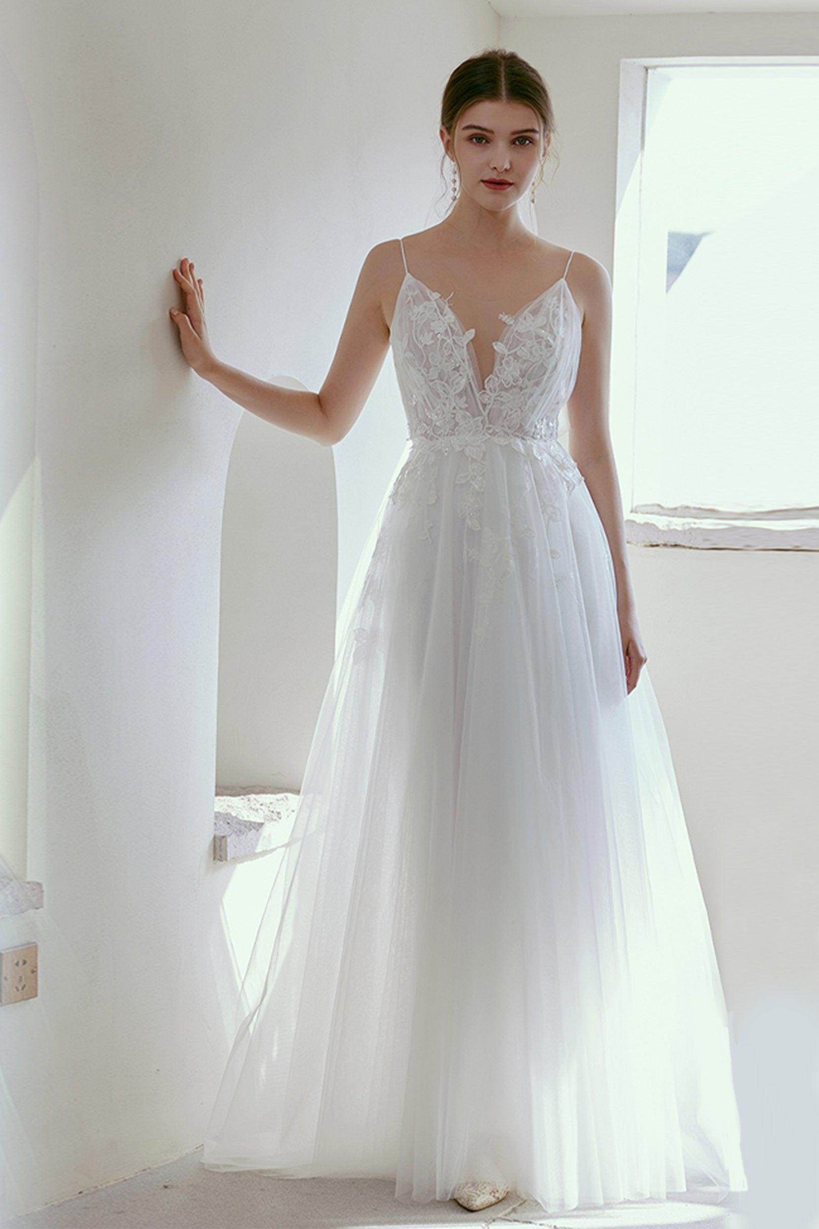 A-Line V-Neck Sweep-Brush Train Lace Tulle Wedding Dress COCOMELODY CW2674 A-Line V-Neck Sweep-Brush Train Lace Tulle Wedding Dress COCOMELODY CW2674