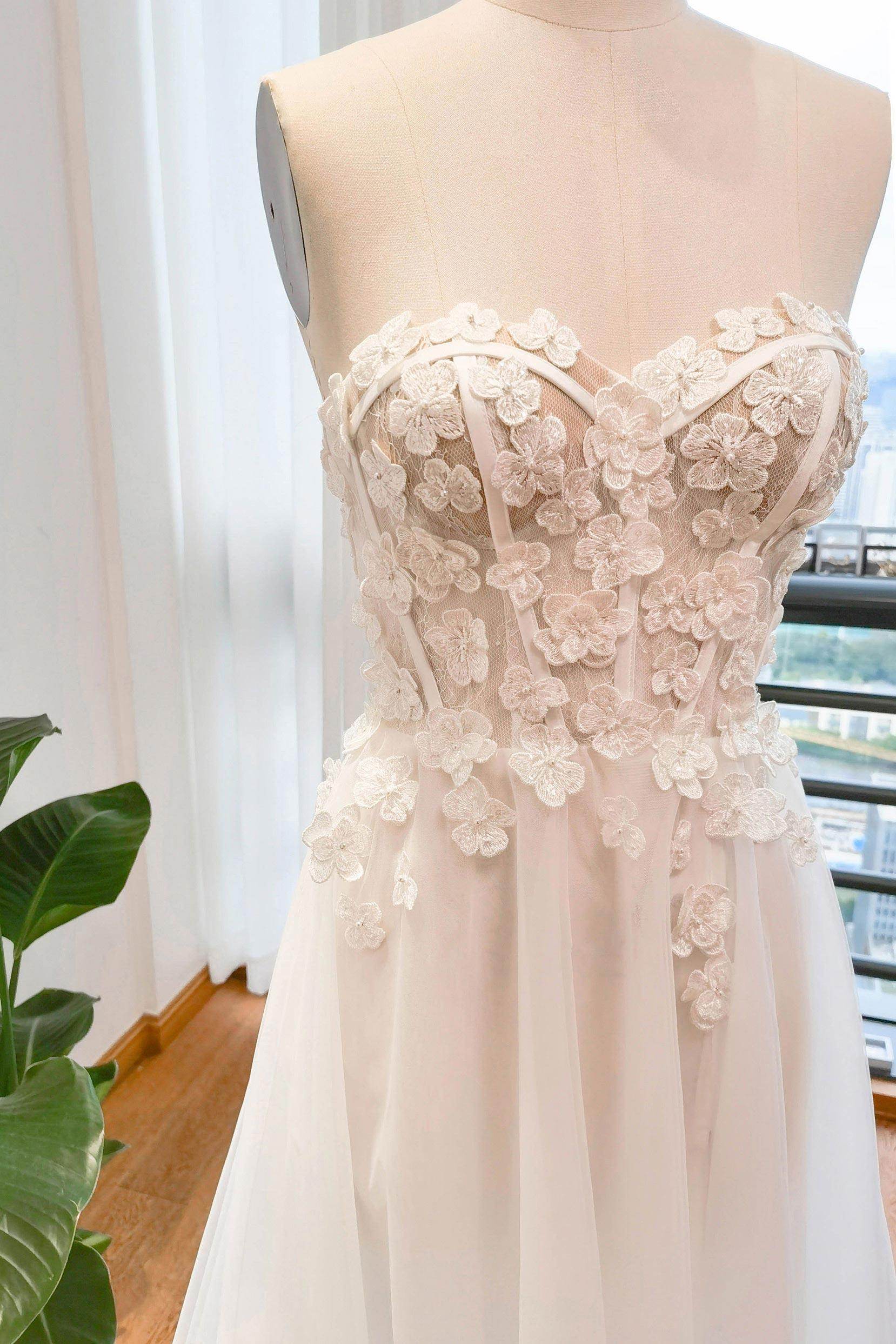 A-Line Sweep-Brush Train Lace Tulle Wedding Dress CW3117 - COCOMELODY