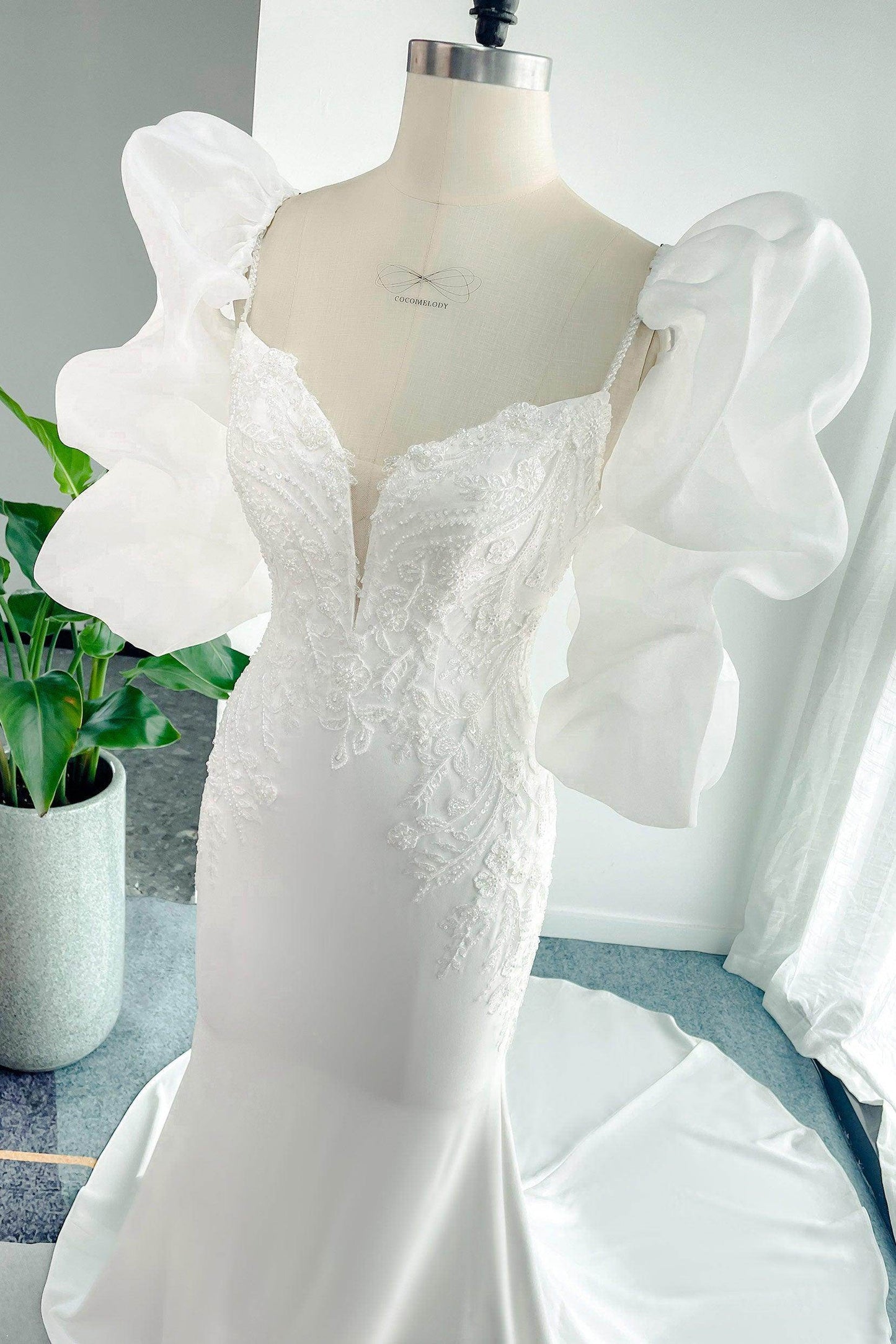 Trumpet-Mermaid Court Train Lace Stretch Satin Wedding Dress CW3137 - COCOMELODY