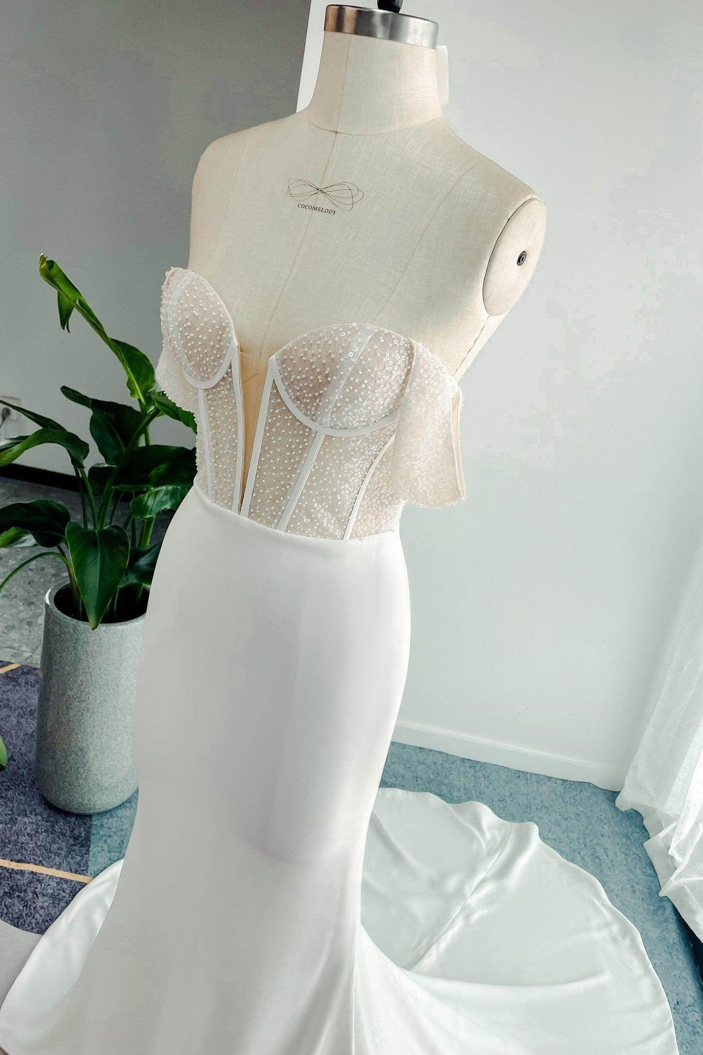 Trumpet-Mermaid Court Train Lace Stretch Satin Wedding Dress CW3139 - COCOMELODY