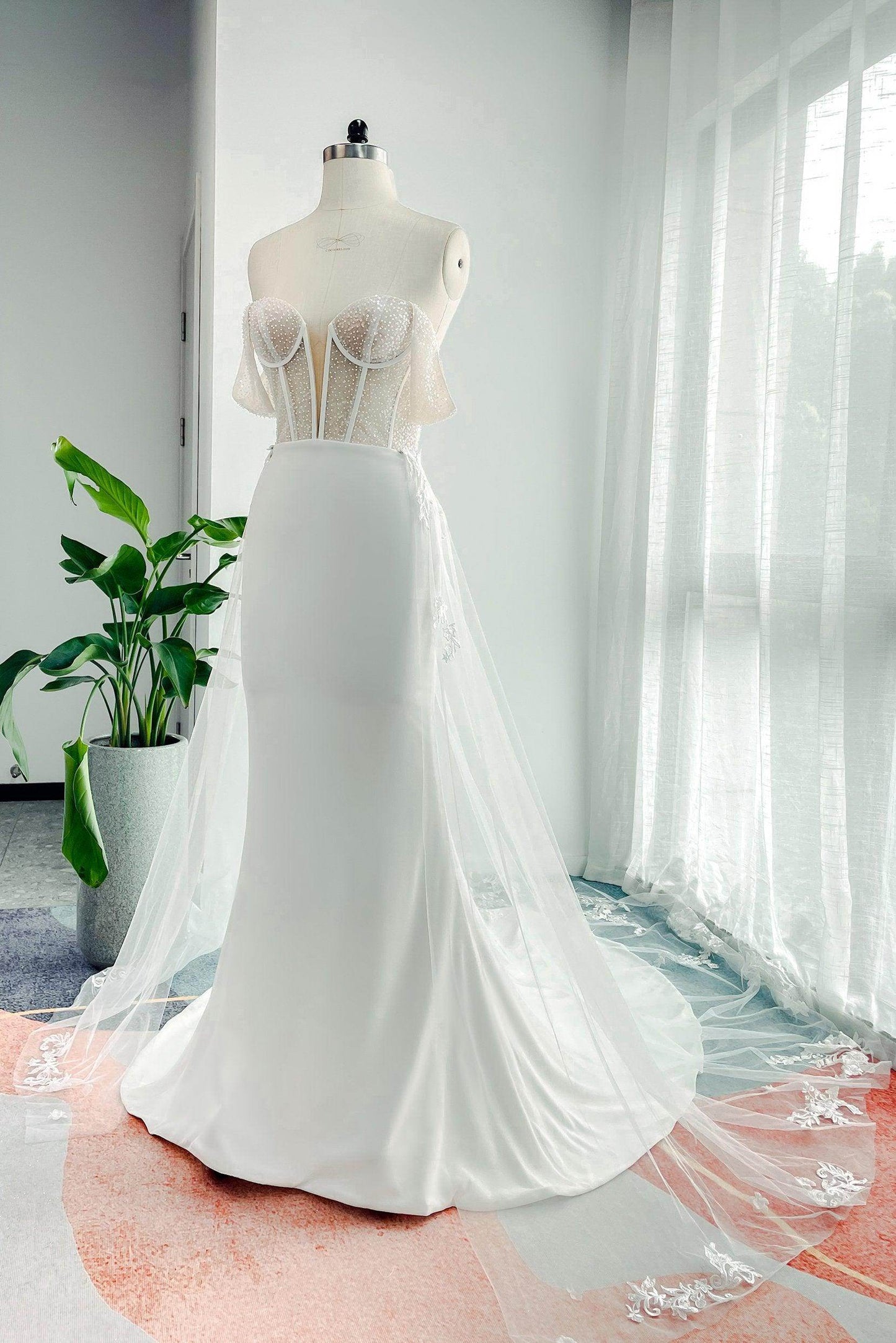 Trumpet-Mermaid Court Train Lace Stretch Satin Wedding Dress CW3139 - COCOMELODY