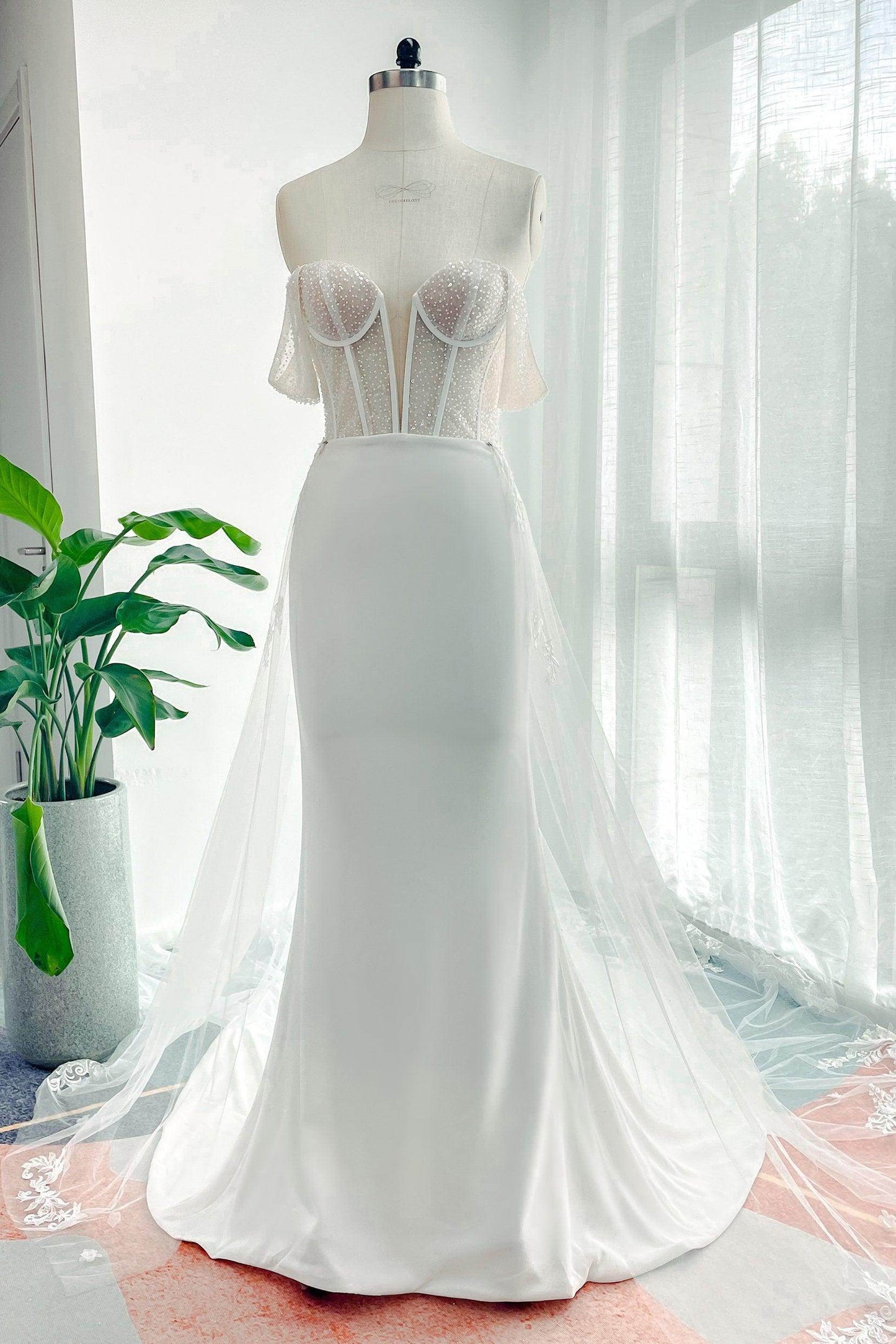 Trumpet-Mermaid Court Train Lace Stretch Satin Wedding Dress CW3139 - COCOMELODY