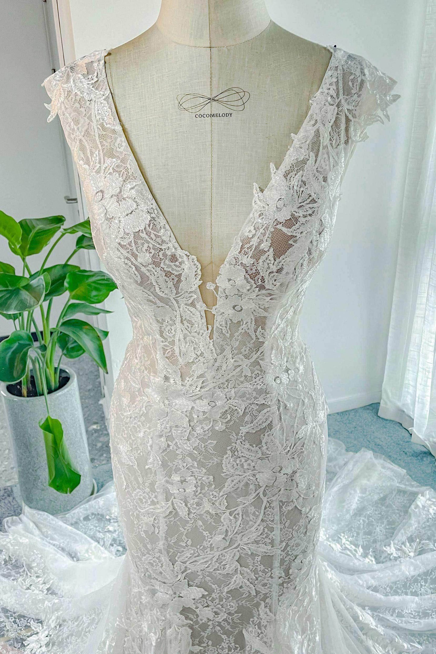 Trumpet-Mermaid Chapel Train Lace Tulle Wedding Dress CW3142 - COCOMELODY