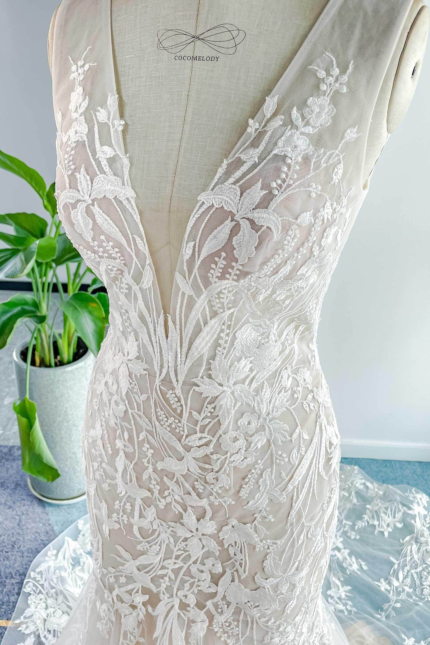 Trumpet-Mermaid Court Train Lace Tulle Wedding Dress CW3144 - COCOMELODY