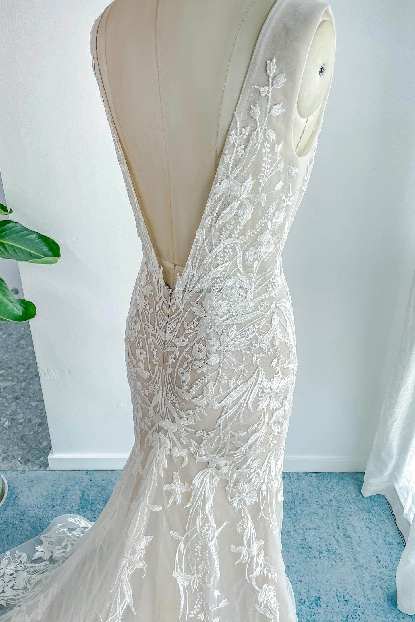 Trumpet-Mermaid Court Train Lace Tulle Wedding Dress CW3144 - COCOMELODY