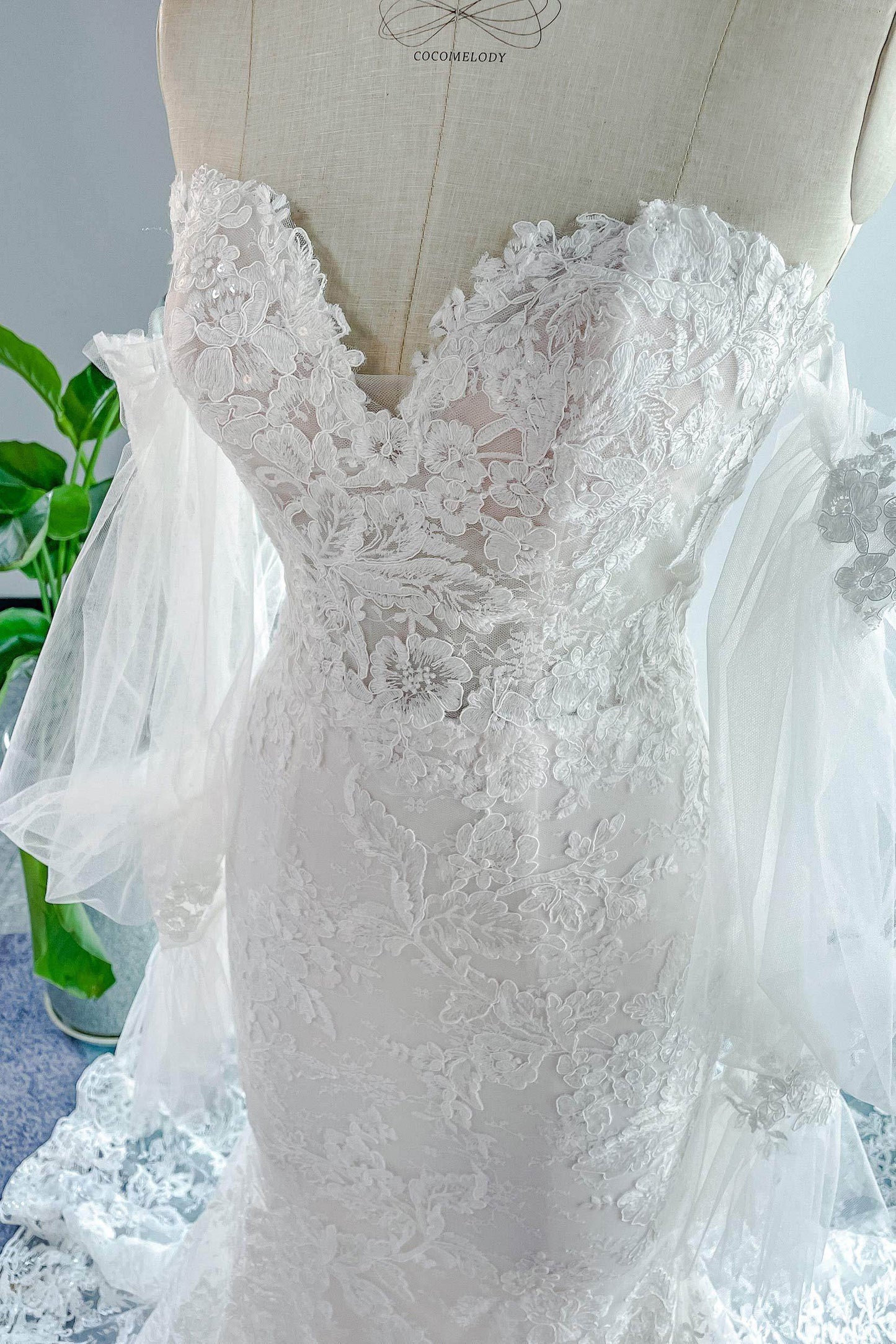 Trumpet-Mermaid Court Train Lace Tulle Wedding Dress CW3148 - COCOMELODY