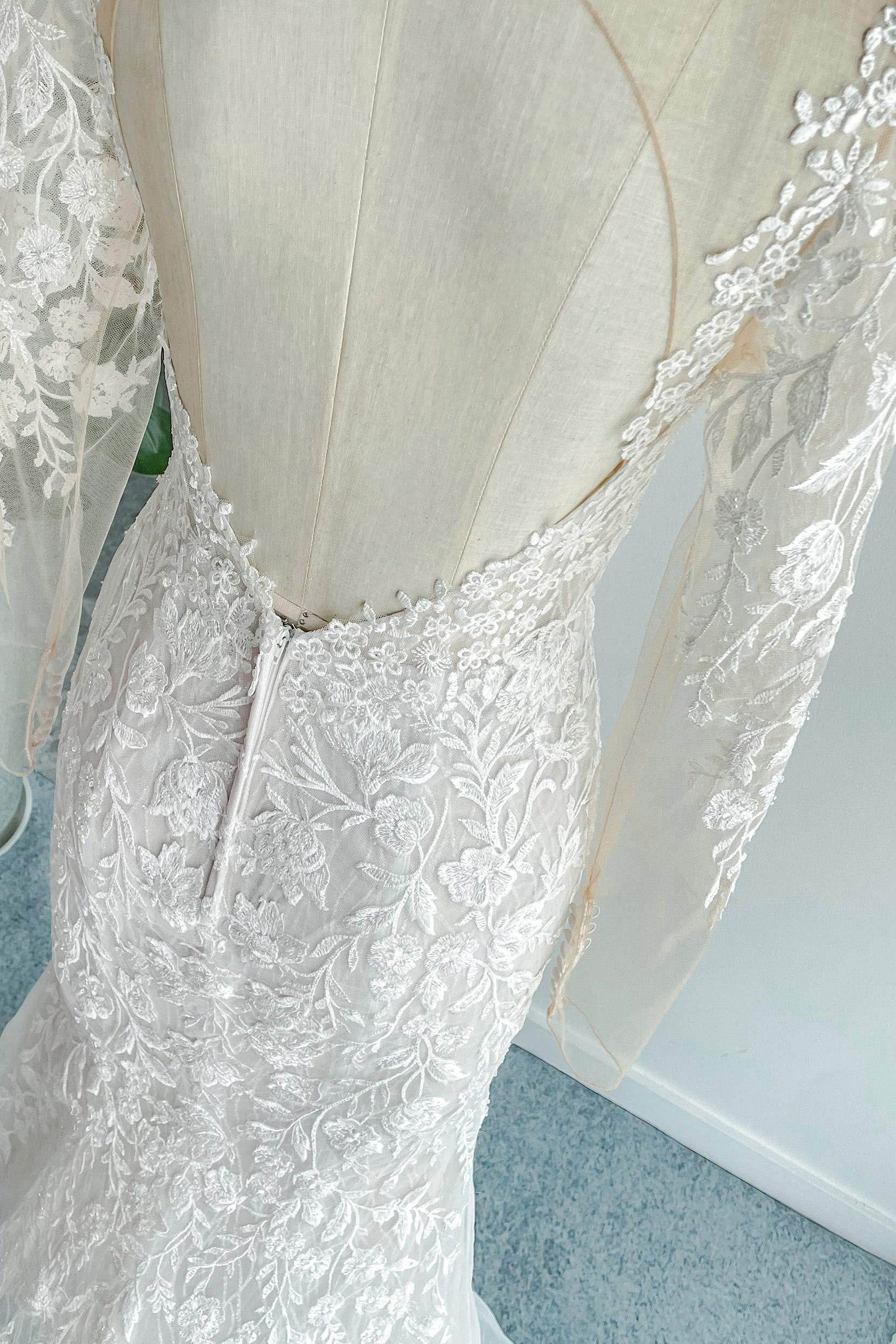 Trumpet-Mermaid Chapel Train Lace Tulle Wedding Dress CW3152 - COCOMELODY