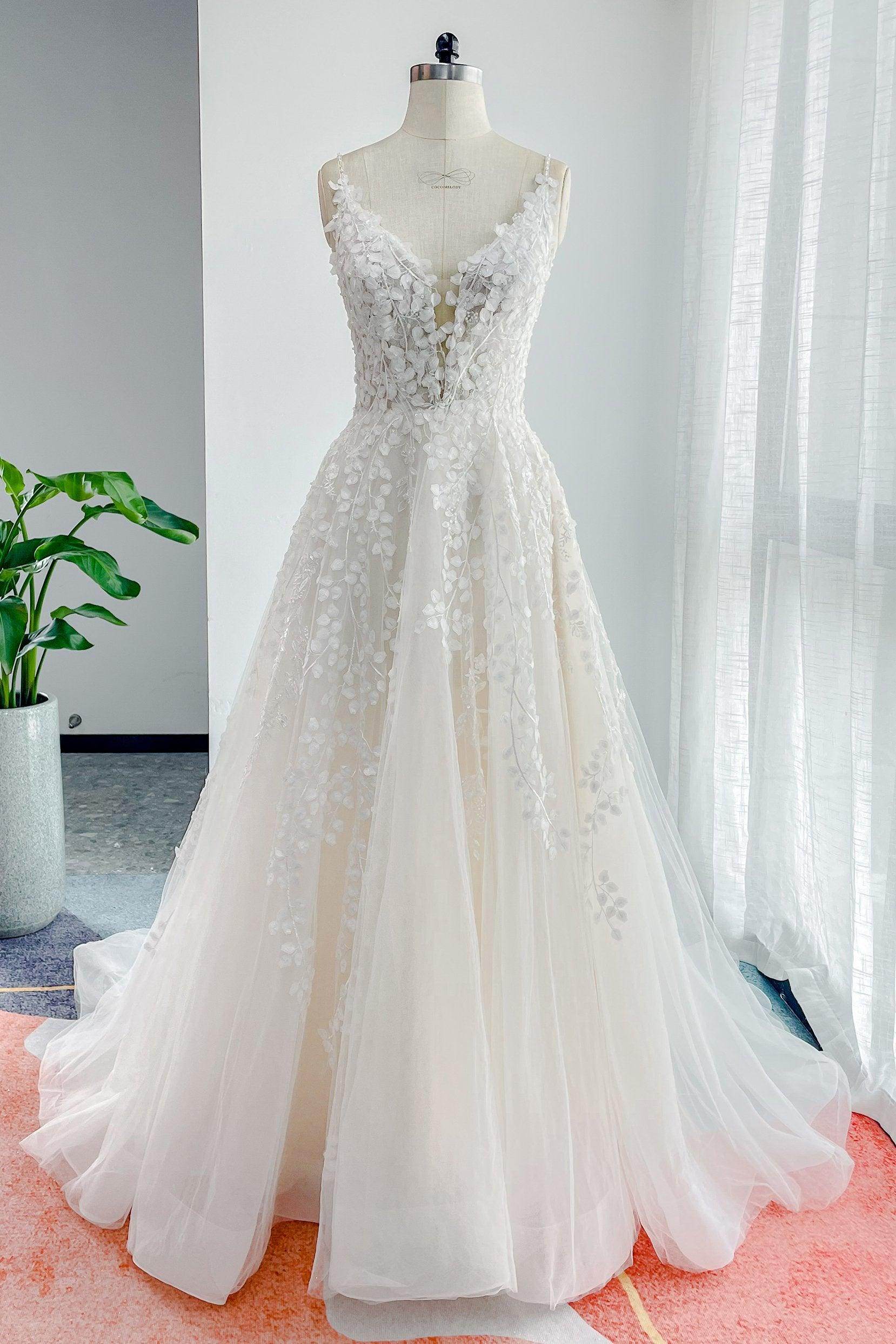 A-Line V-Neck Natural Court Train Lace Tulle Wedding Dress COCOMELODY CW3157 A-Line V-Neck Natural Court Train Lace Tulle Wedding Dress COCOMELODY CW3157