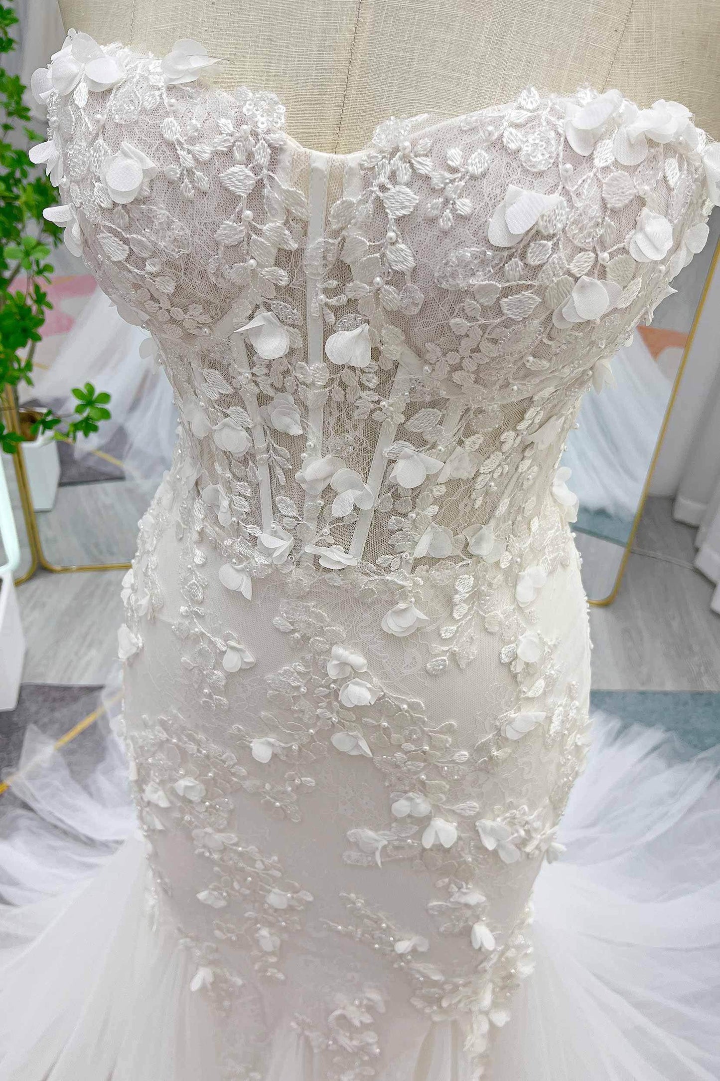 Trumpet-Mermaid Court Train Lace Tulle Wedding Dress CW3244 - COCOMELODY