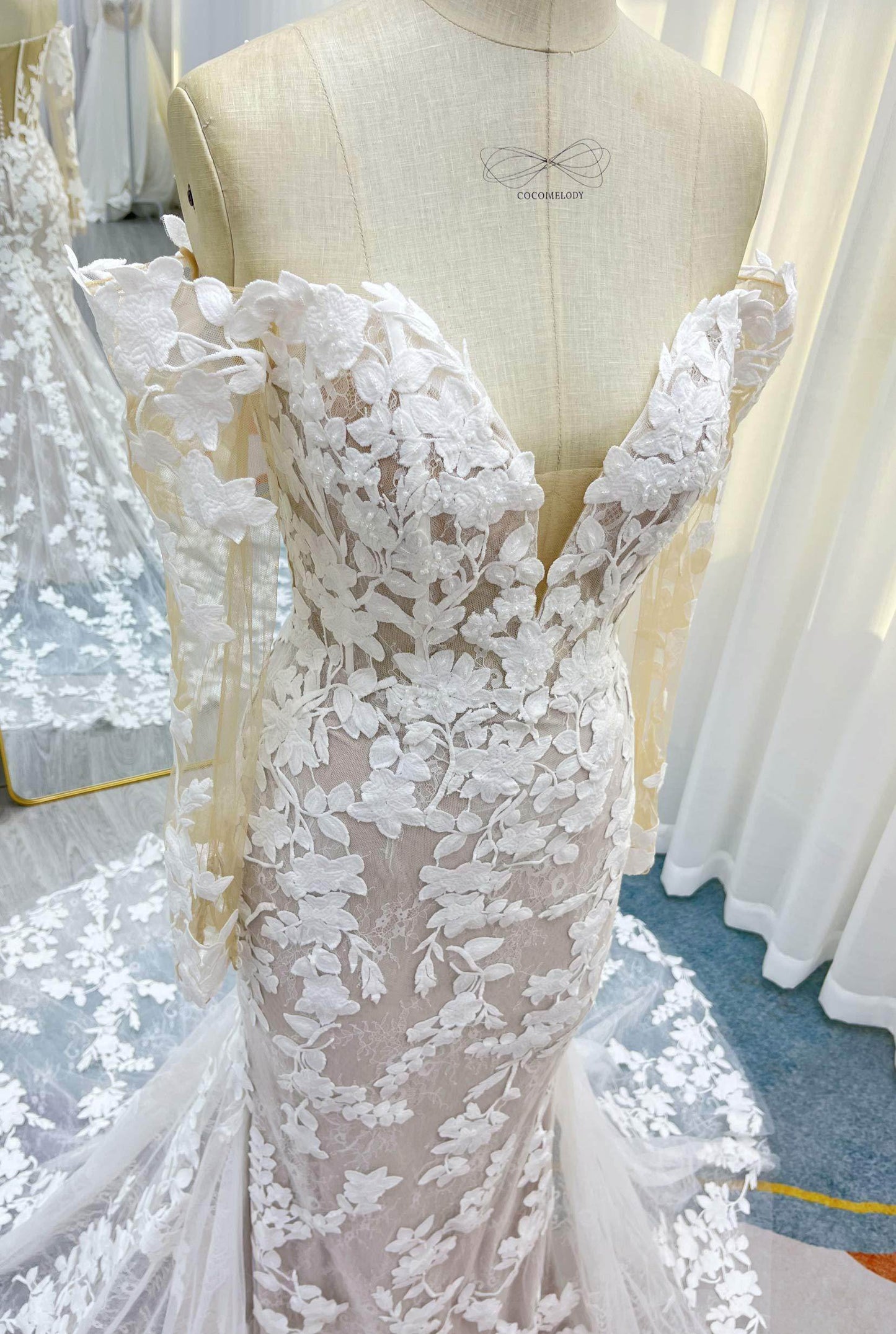 Trumpet-Mermaid Court Train Lace Tulle Wedding Dress CW3250 - COCOMELODY
