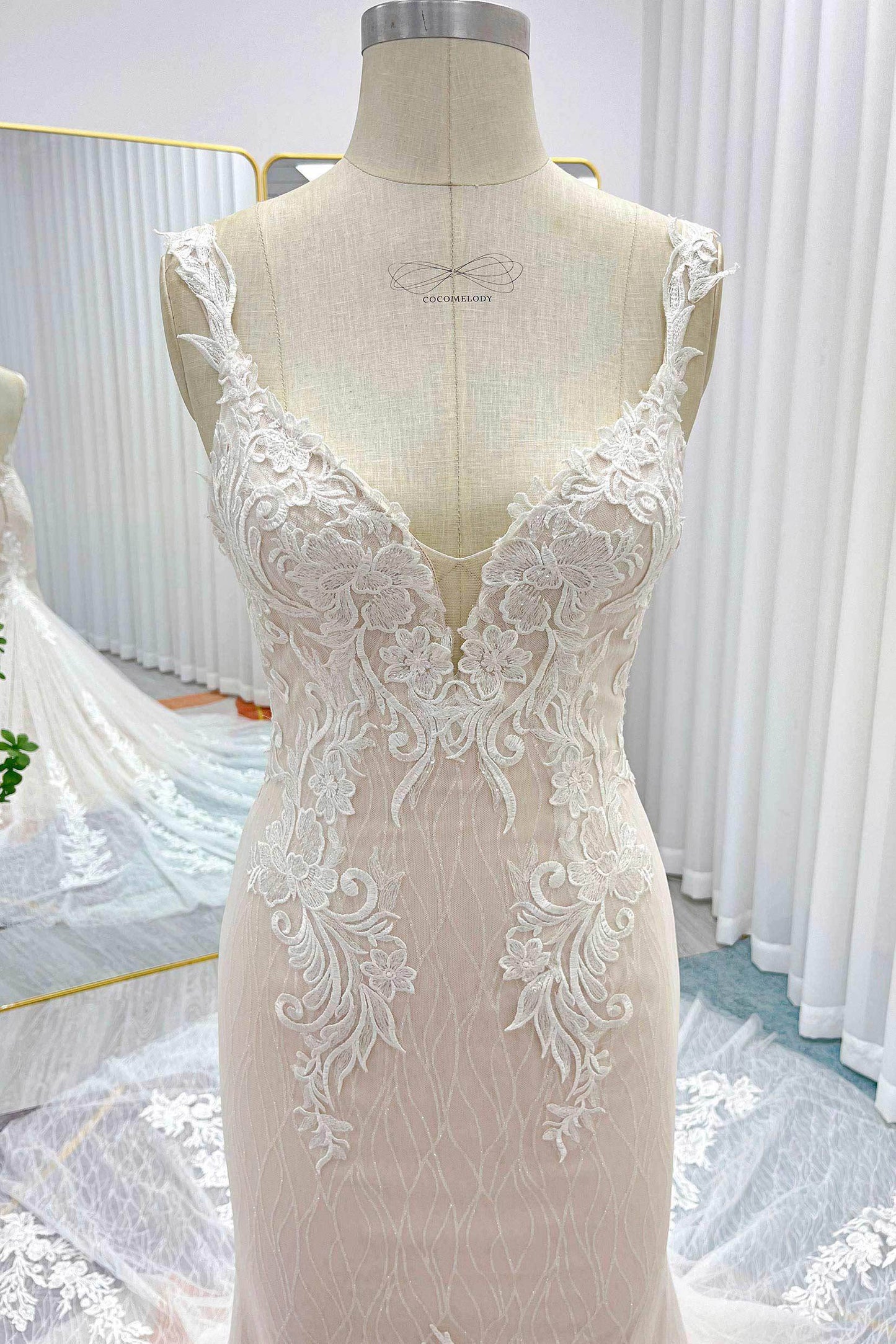 Trumpet-Mermaid Chapel Train Lace Tulle Wedding Dress CW3273 - COCOMELODY