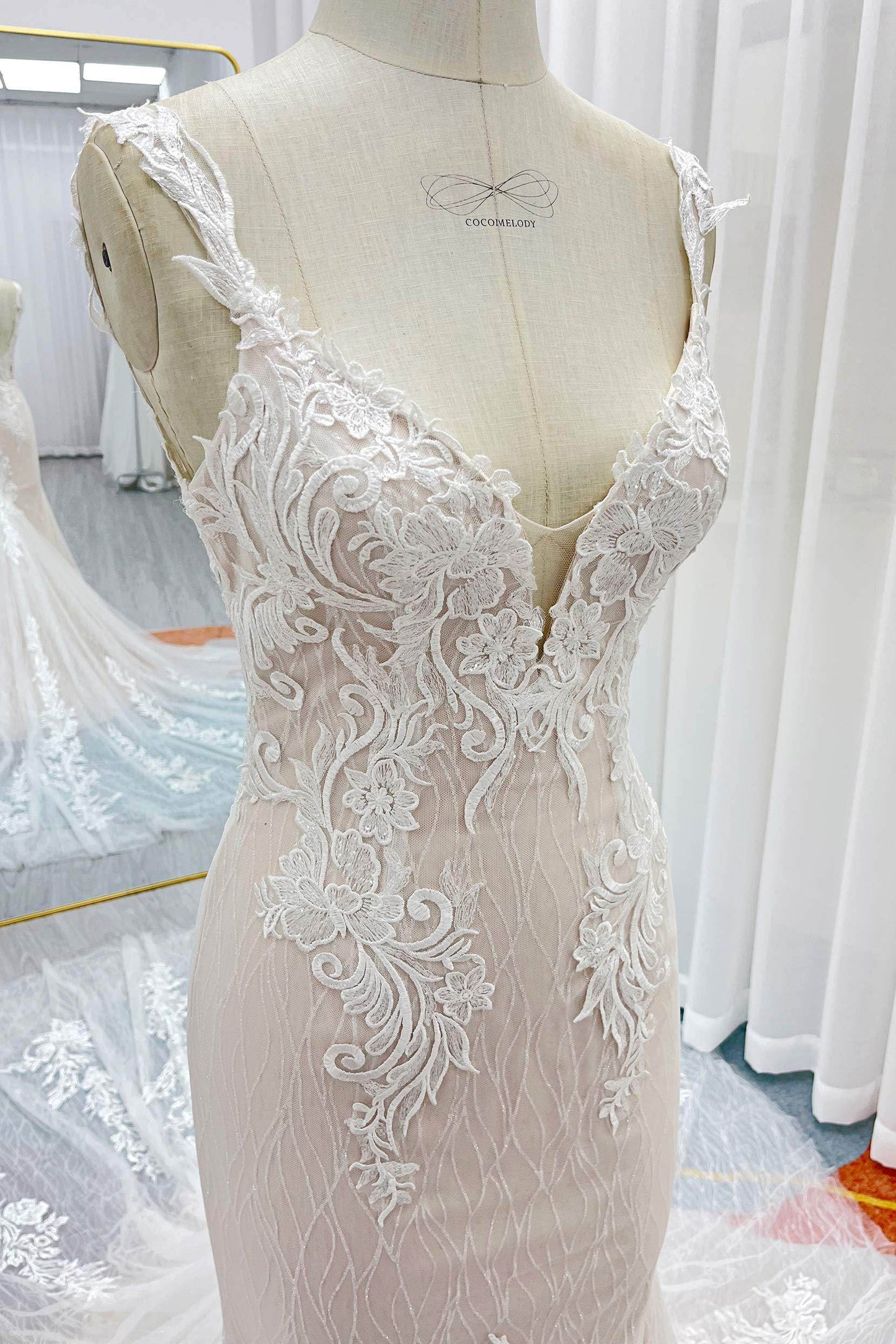 Trumpet-Mermaid Chapel Train Lace Tulle Wedding Dress CW3273 - COCOMELODY