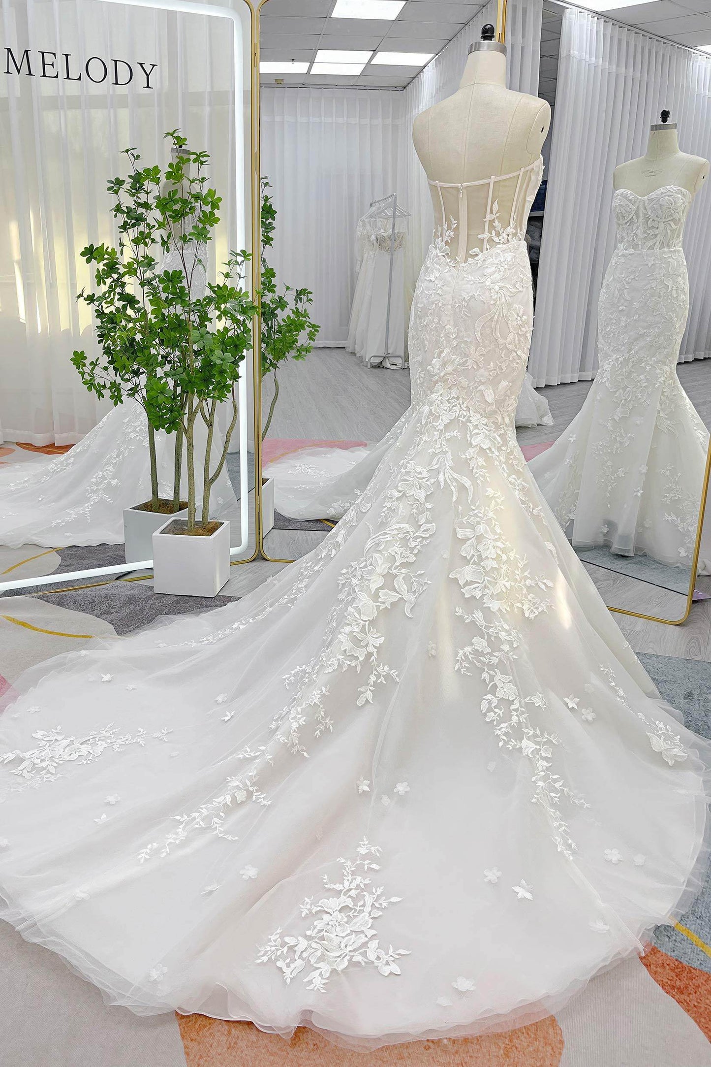 Trumpet-Mermaid Chapel Train Lace Tulle Wedding Dress CW3274 - COCOMELODY