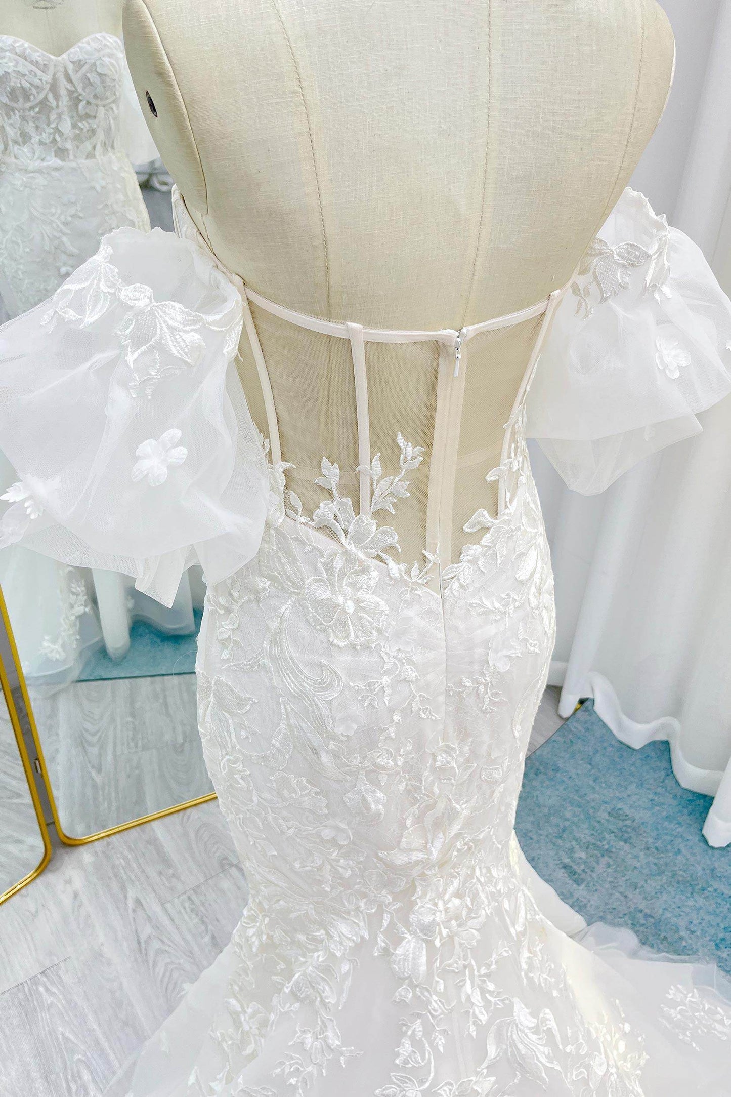 Trumpet-Mermaid Chapel Train Lace Tulle Wedding Dress CW3274 - COCOMELODY