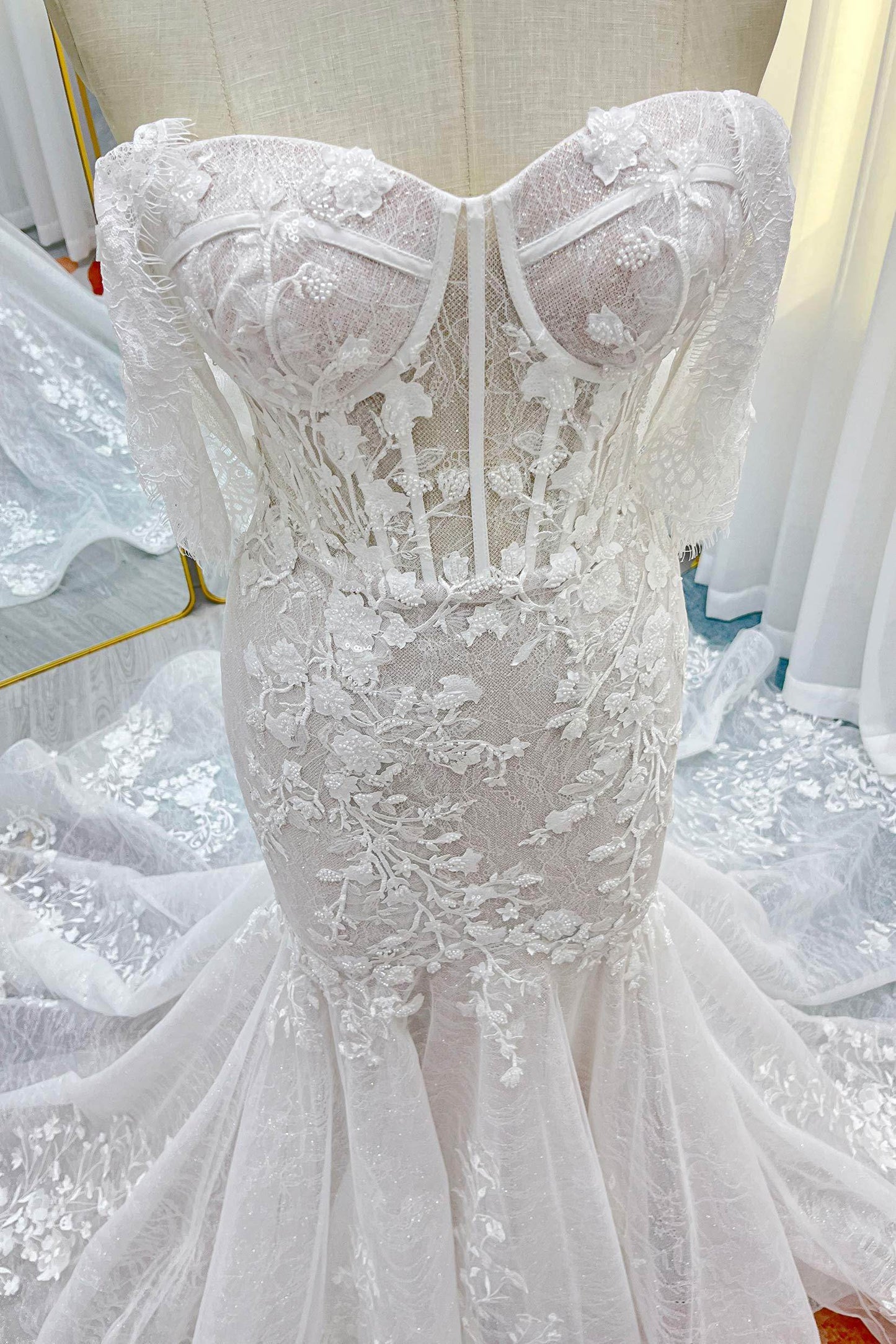 Trumpet-Mermaid Court Train Lace Tulle Wedding Dress CW3275 - COCOMELODY
