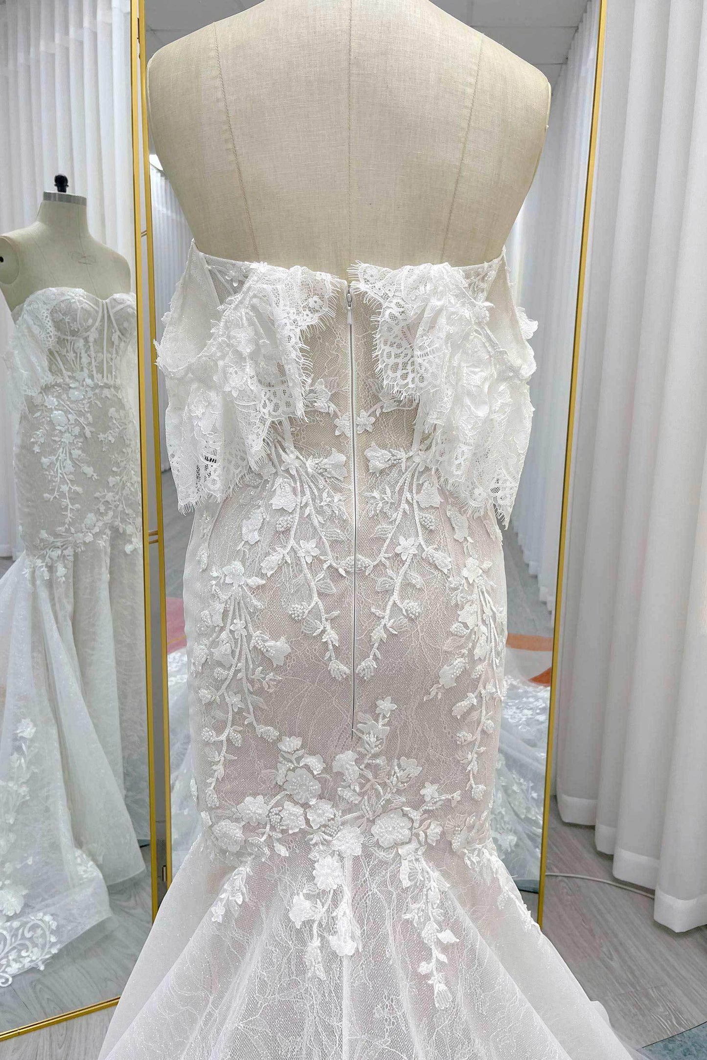 Trumpet-Mermaid Court Train Lace Tulle Wedding Dress CW3275 - COCOMELODY