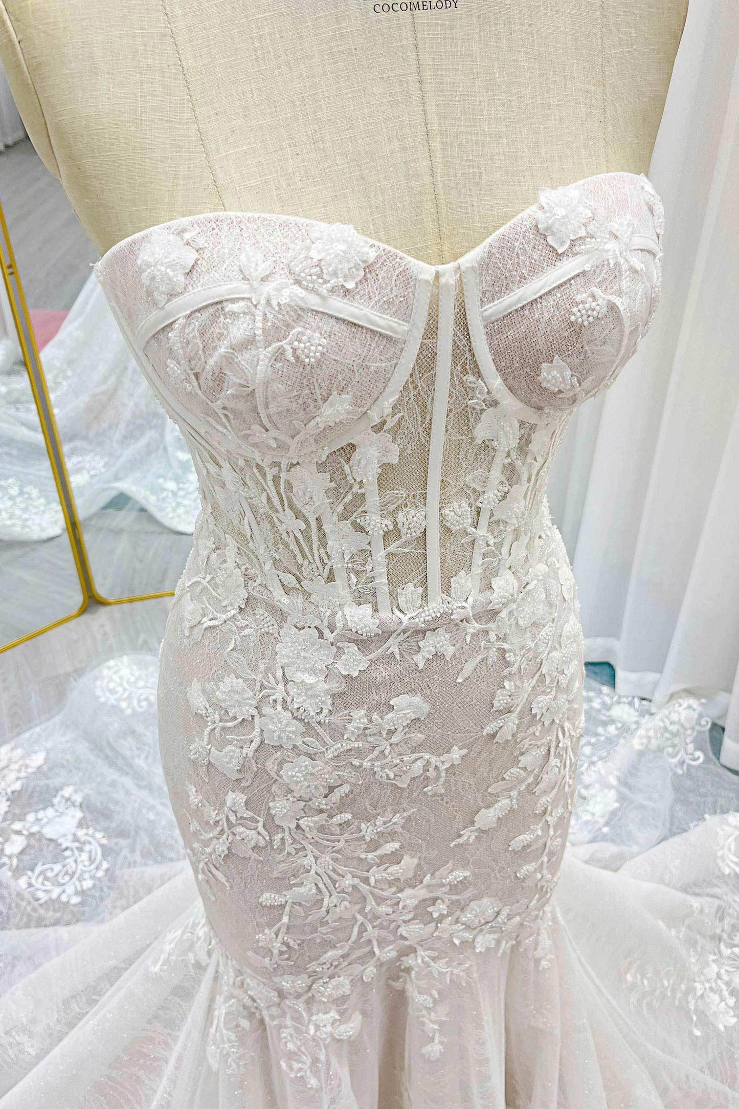 Trumpet-Mermaid Court Train Lace Tulle Wedding Dress CW3275 - COCOMELODY