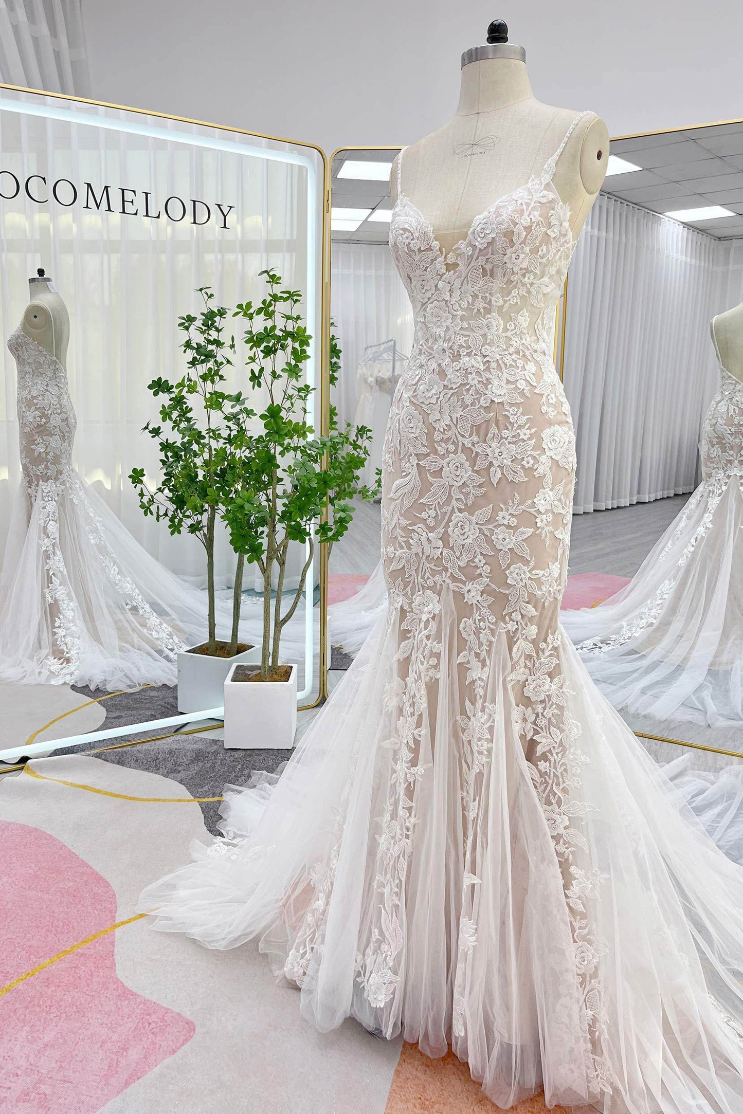 Trumpet-Mermaid Chapel Train Lace Tulle Wedding Dress CW3276 - COCOMELODY