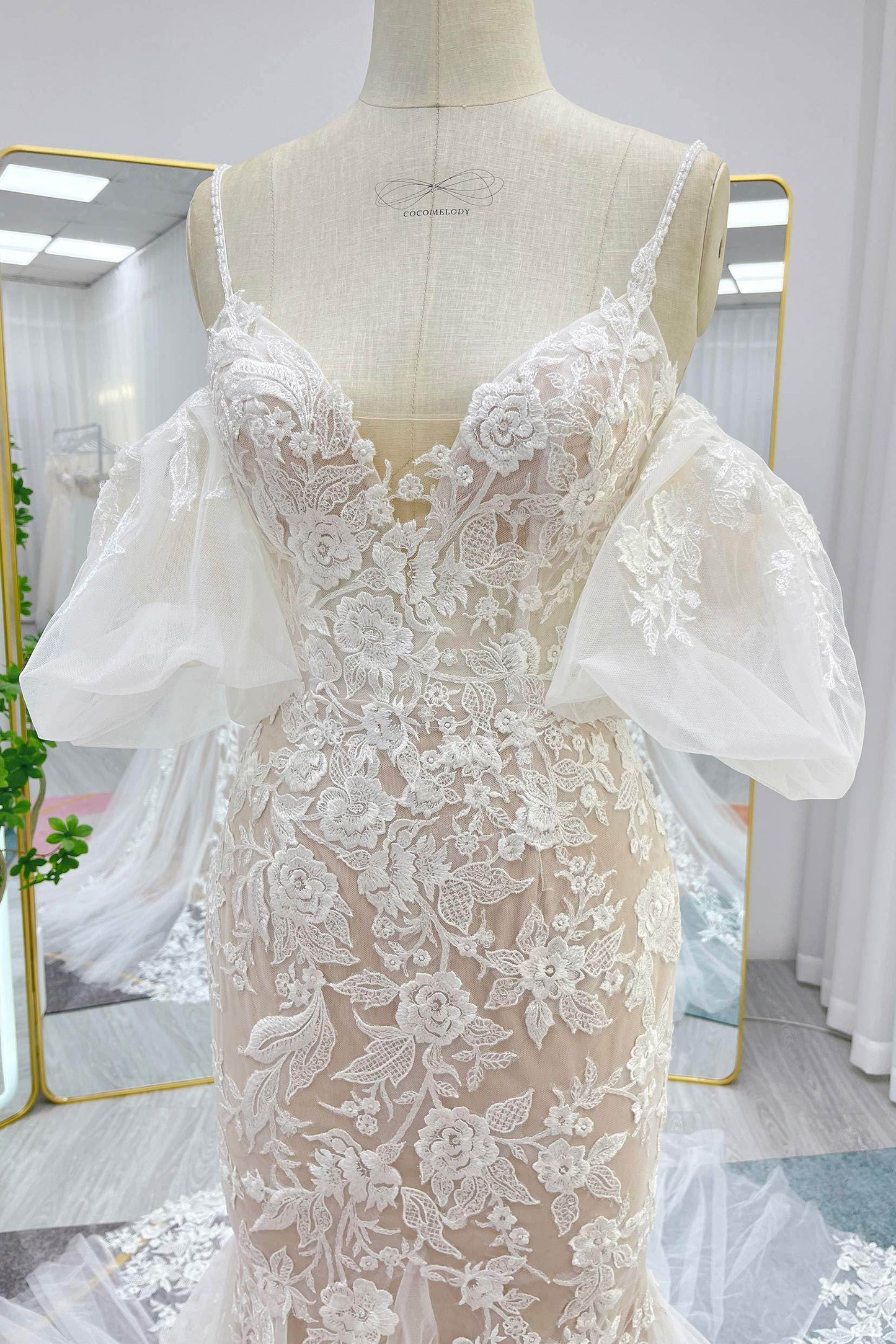 Trumpet-Mermaid Chapel Train Lace Tulle Wedding Dress CW3276 - COCOMELODY