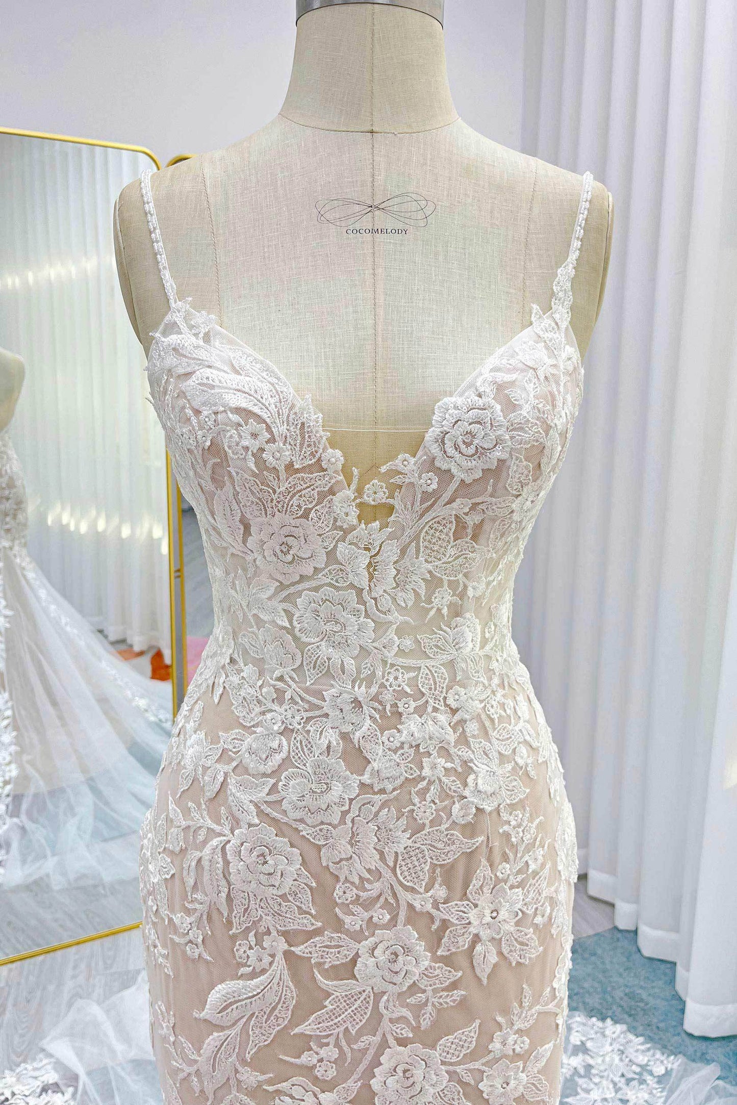 Trumpet-Mermaid Chapel Train Lace Tulle Wedding Dress CW3276 - COCOMELODY