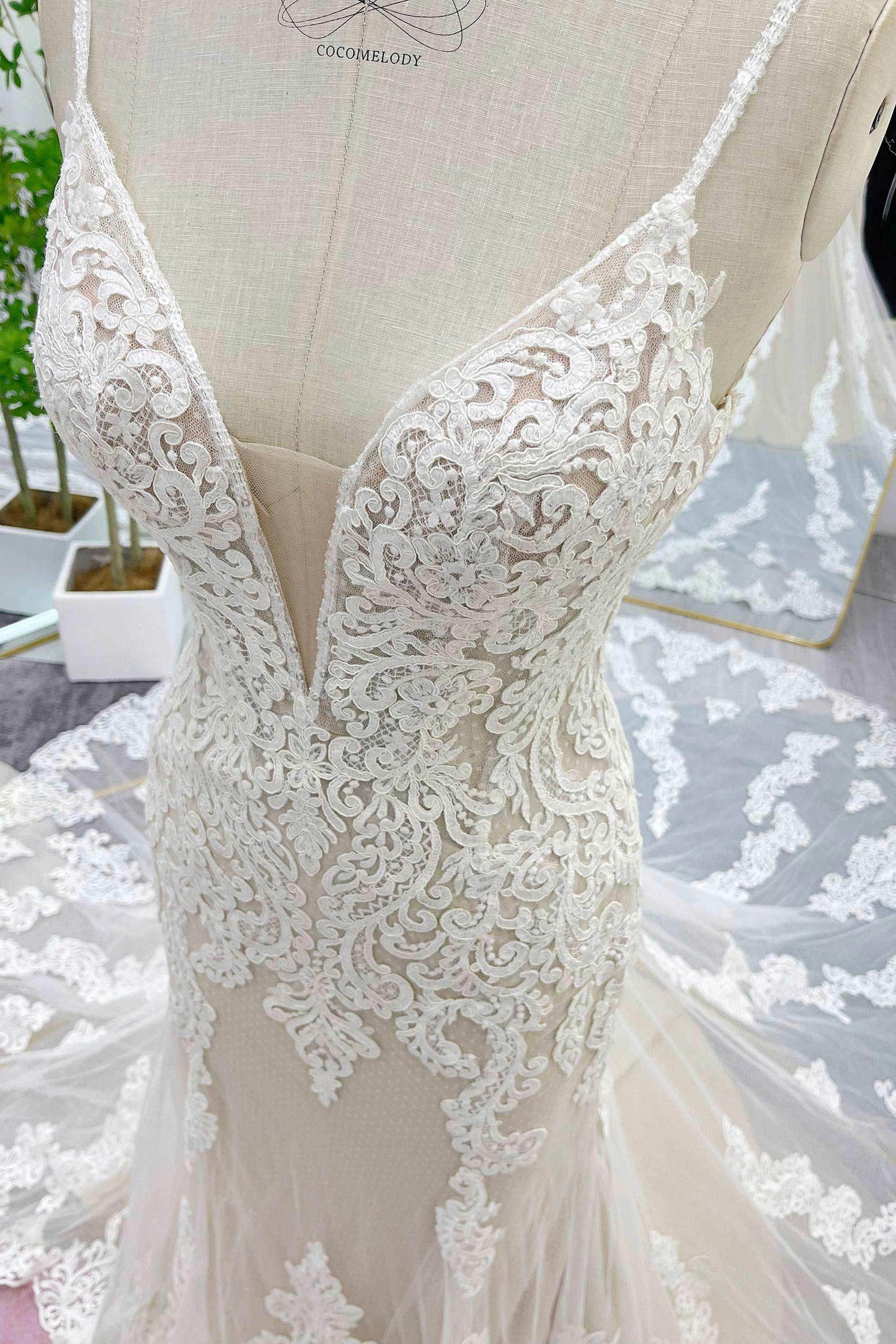 Trumpet-Mermaid Chapel Train Lace Tulle Wedding Dress CW3277 - COCOMELODY