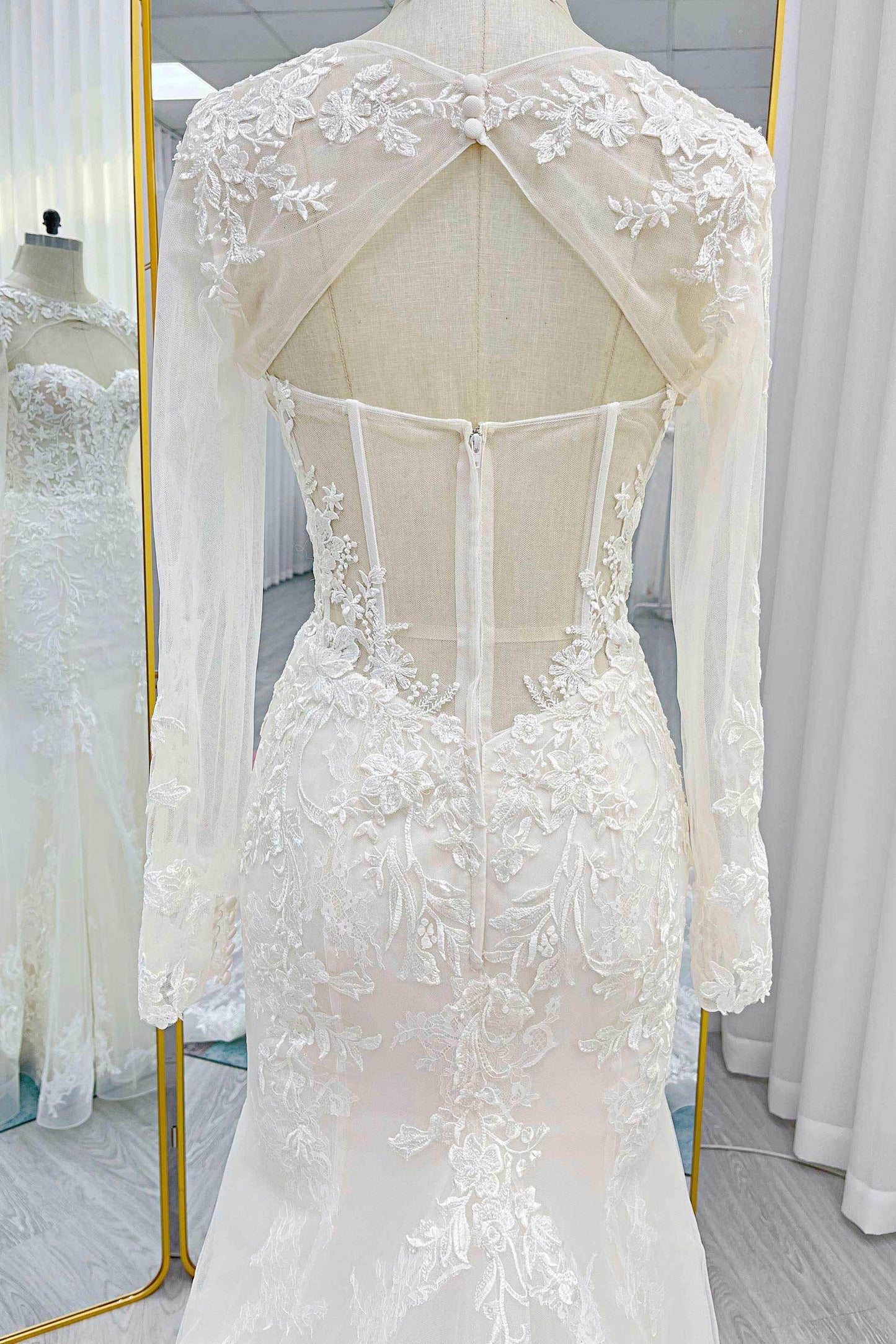 Trumpet-Mermaid Chapel Train Lace Tulle Wedding Dress CW3282 - COCOMELODY