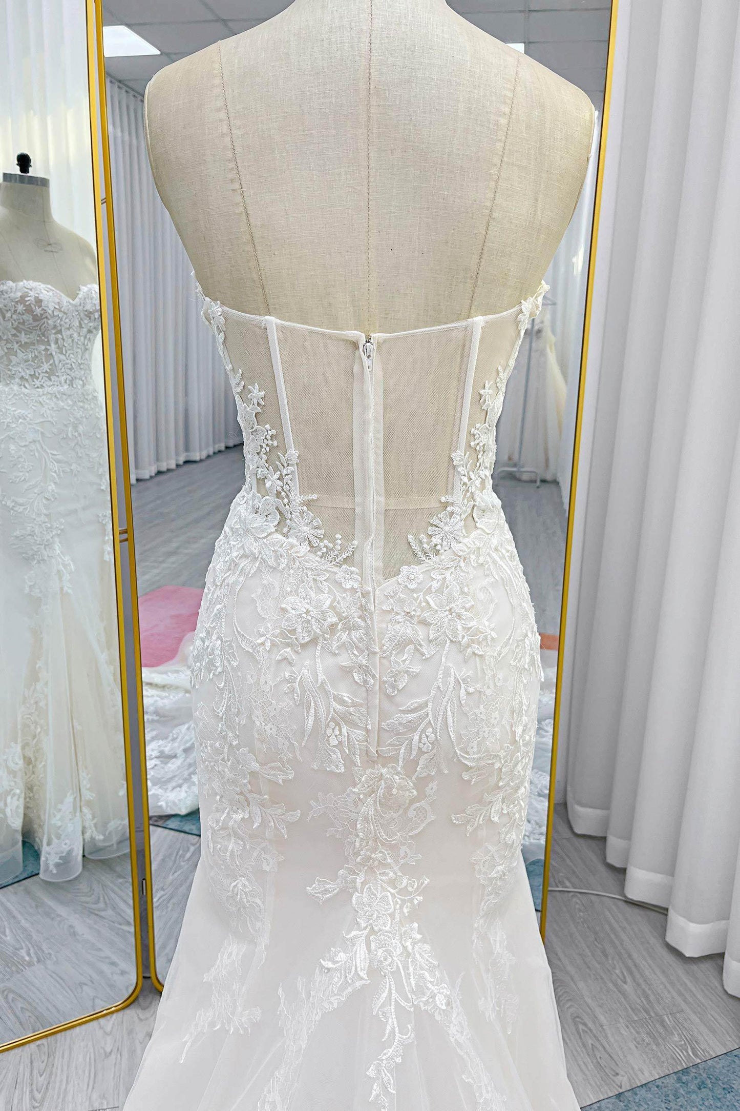 Trumpet-Mermaid Chapel Train Lace Tulle Wedding Dress CW3282 - COCOMELODY