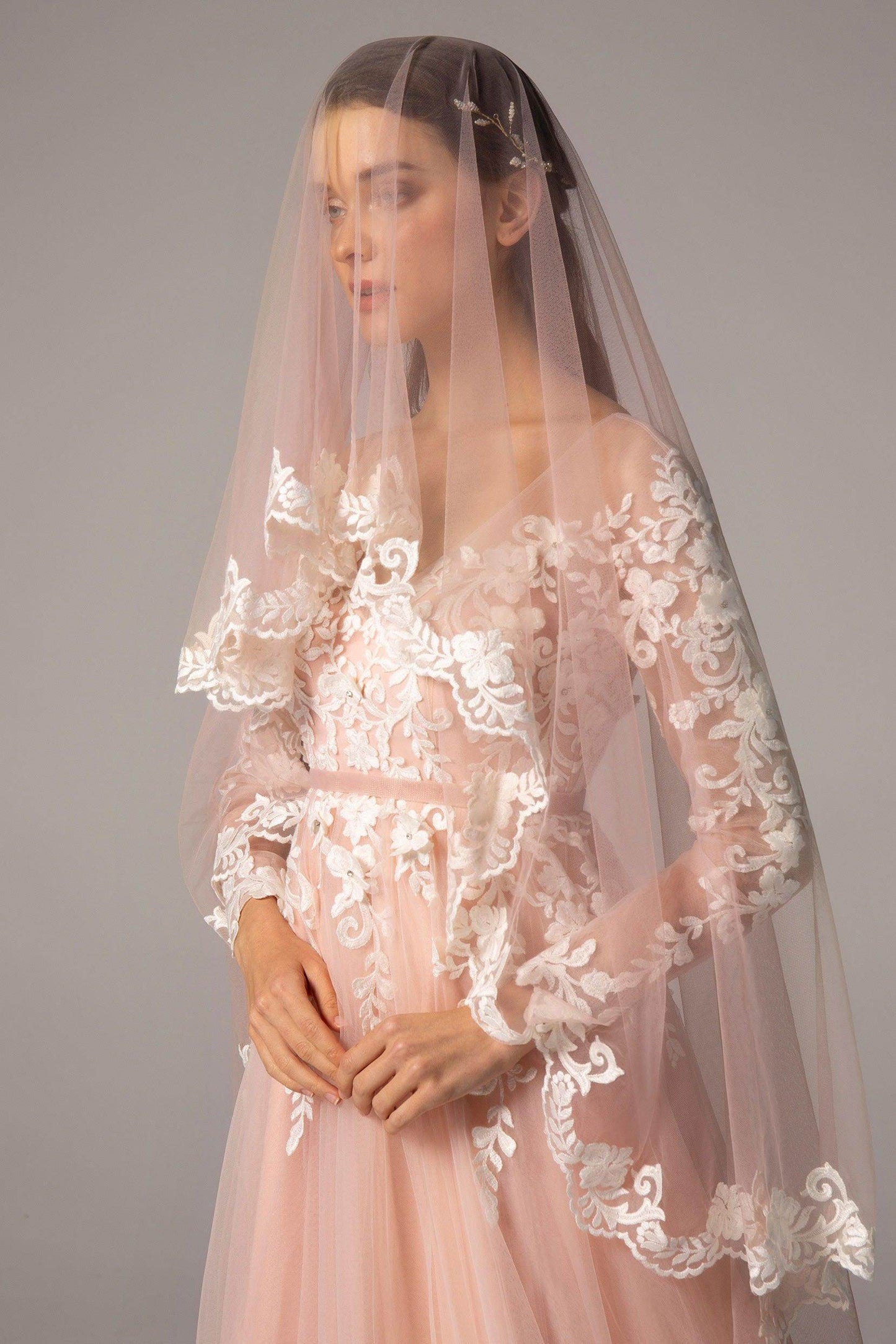 One-tier Lace Edge Tulle Fingertip Veils with Appliques CV0229 - COCOMELODY