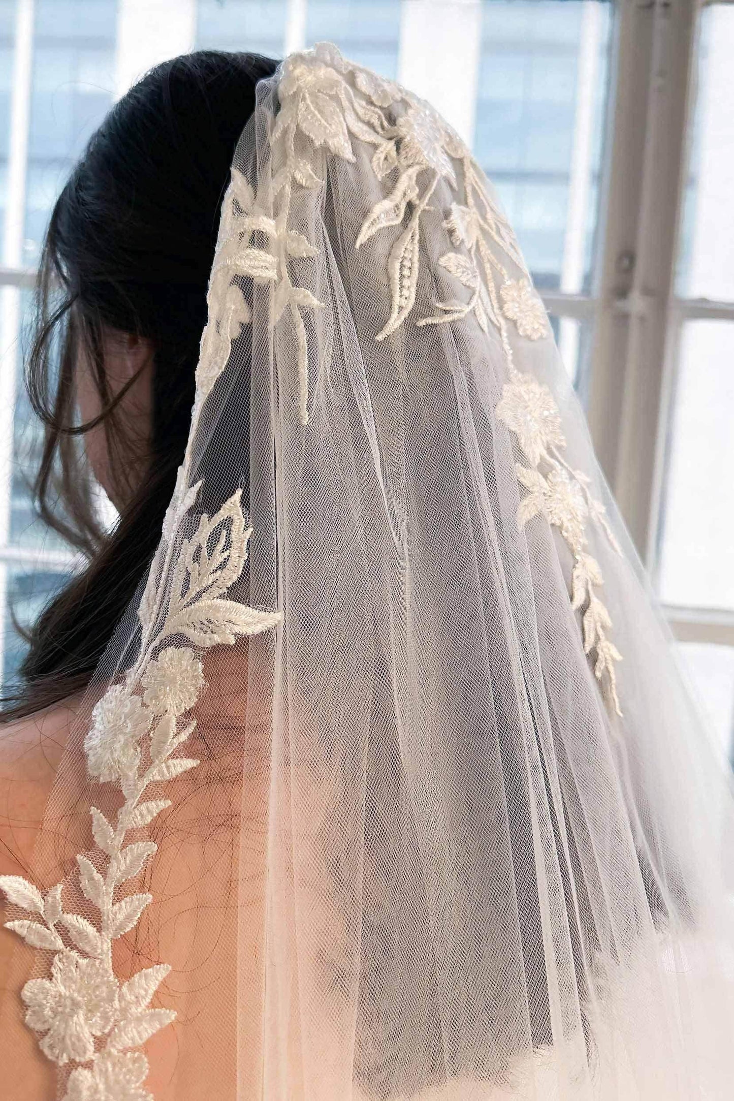 One-tier Lace Edge Tulle Chapel Veils with Appliques CV0327 - COCOMELODY