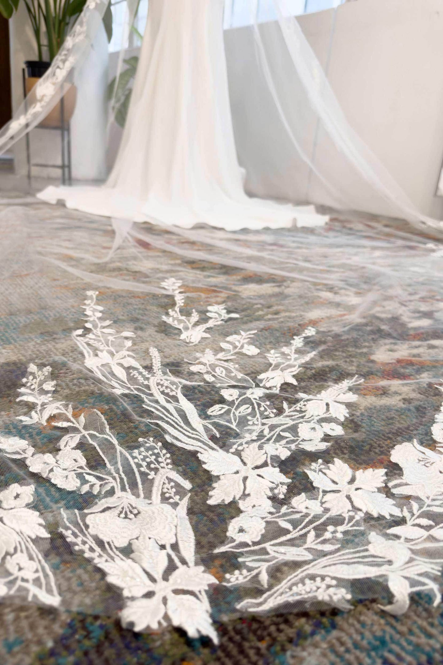 One-tier Lace Edge Tulle Chapel Veils with Appliques CV0329 - COCOMELODY