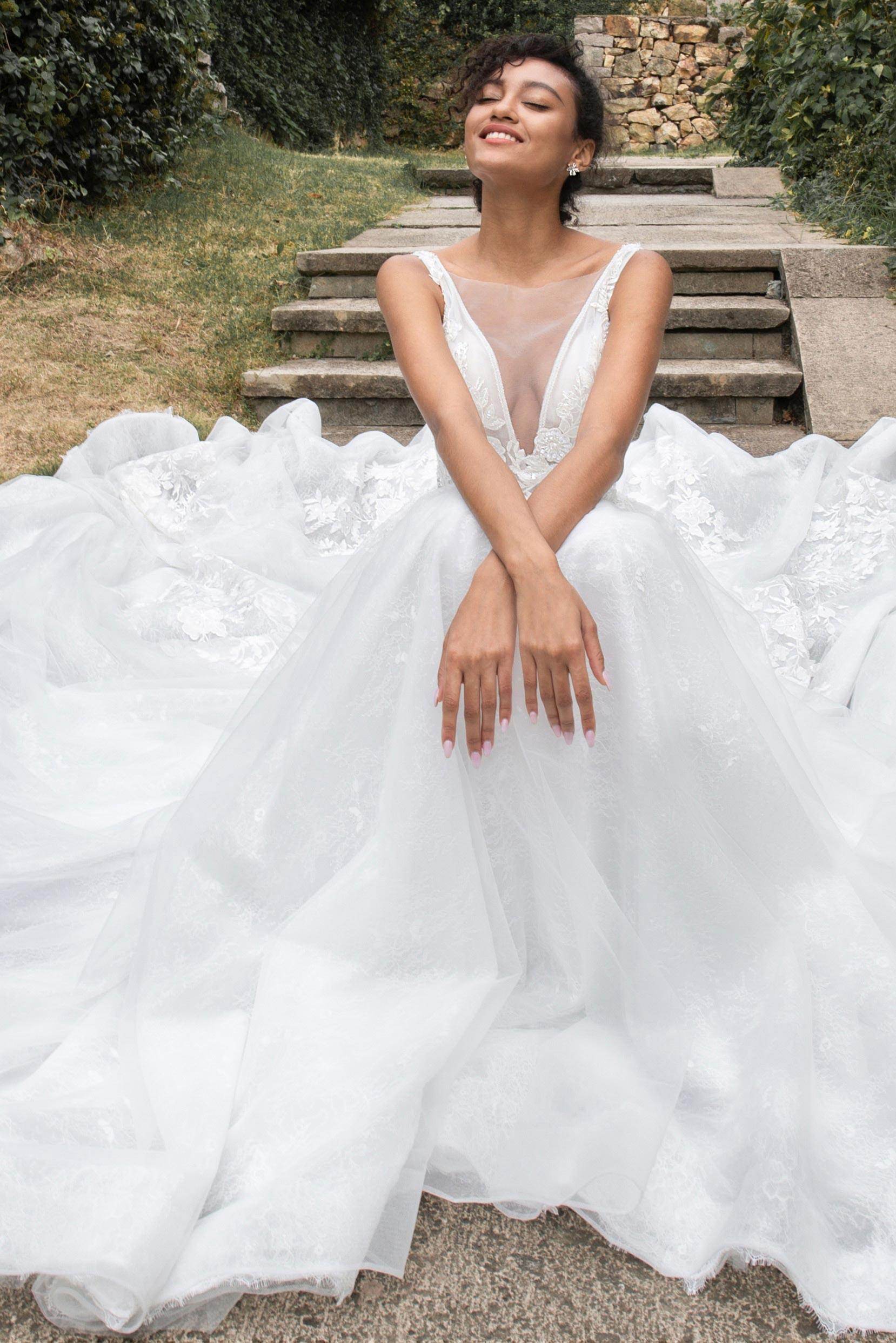 sleeveless princess wedding dresses Wedding Dress Princess Silhouette With Train V-Neck Sleeveless Empire Waist Tiered Lace Bridal Dresses