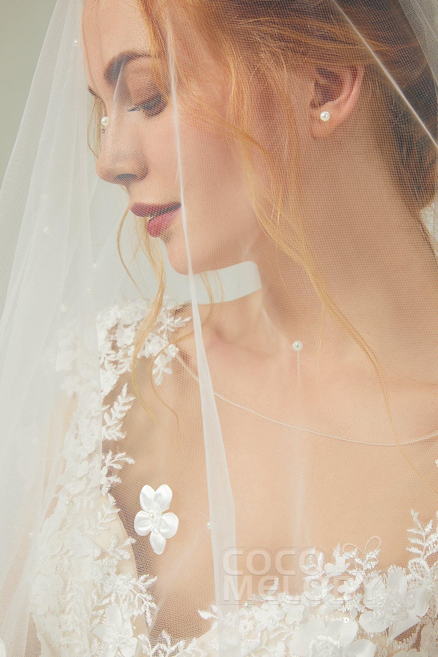 One-tier Cut Edge Tulle Chapel Veils Flower Pearls AV18018 - COCOMELODY