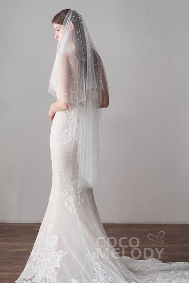 Classic One-tier Cut Edge Hip Veils with Pearls AV18023