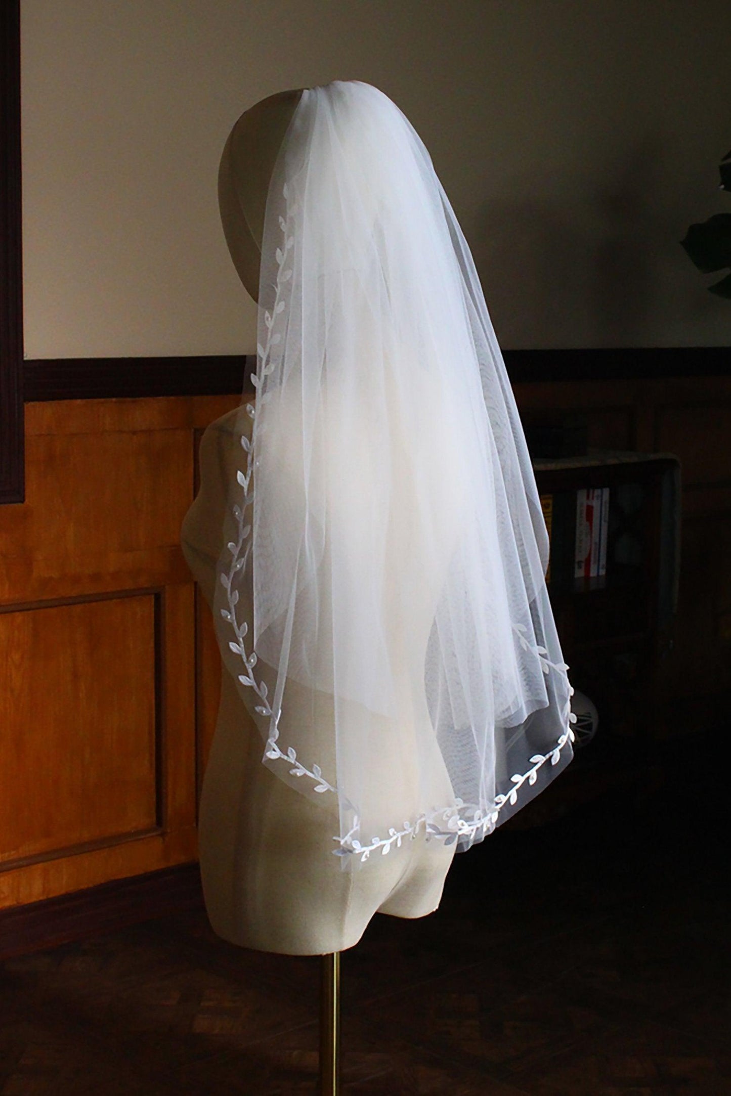 One-tier Leaves Edge Tulle Waist Veils with CV0300