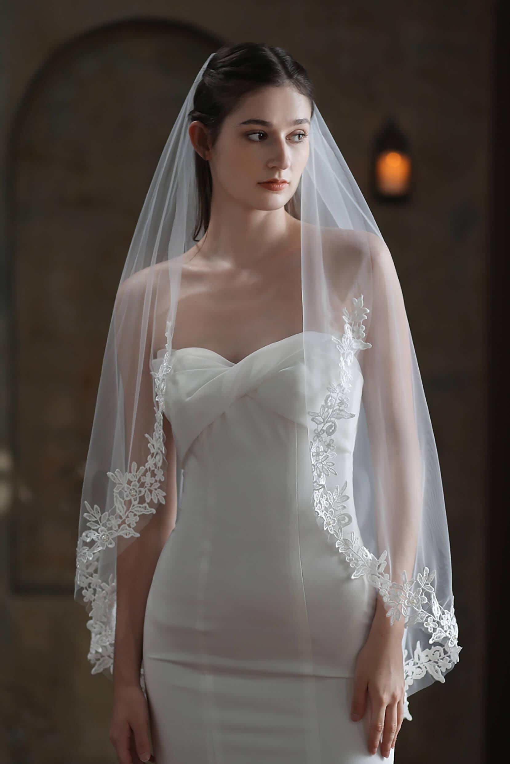 One-tier Lace Edge Tulle Hip Veils with Appliques CV0302 - COCOMELODY