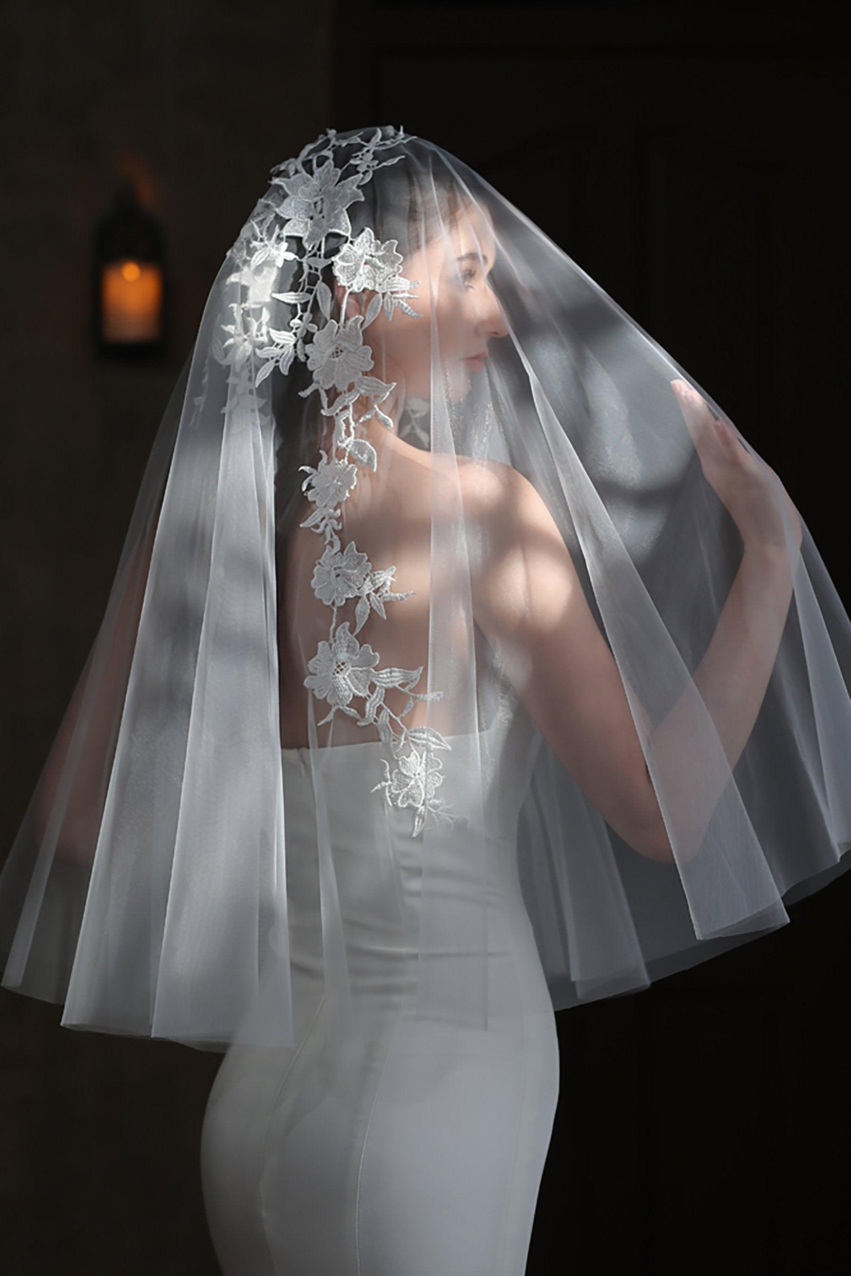 Two-tier Cut Edge Tulle Waist Veils with Appliques CV0310 - COCOMELODY