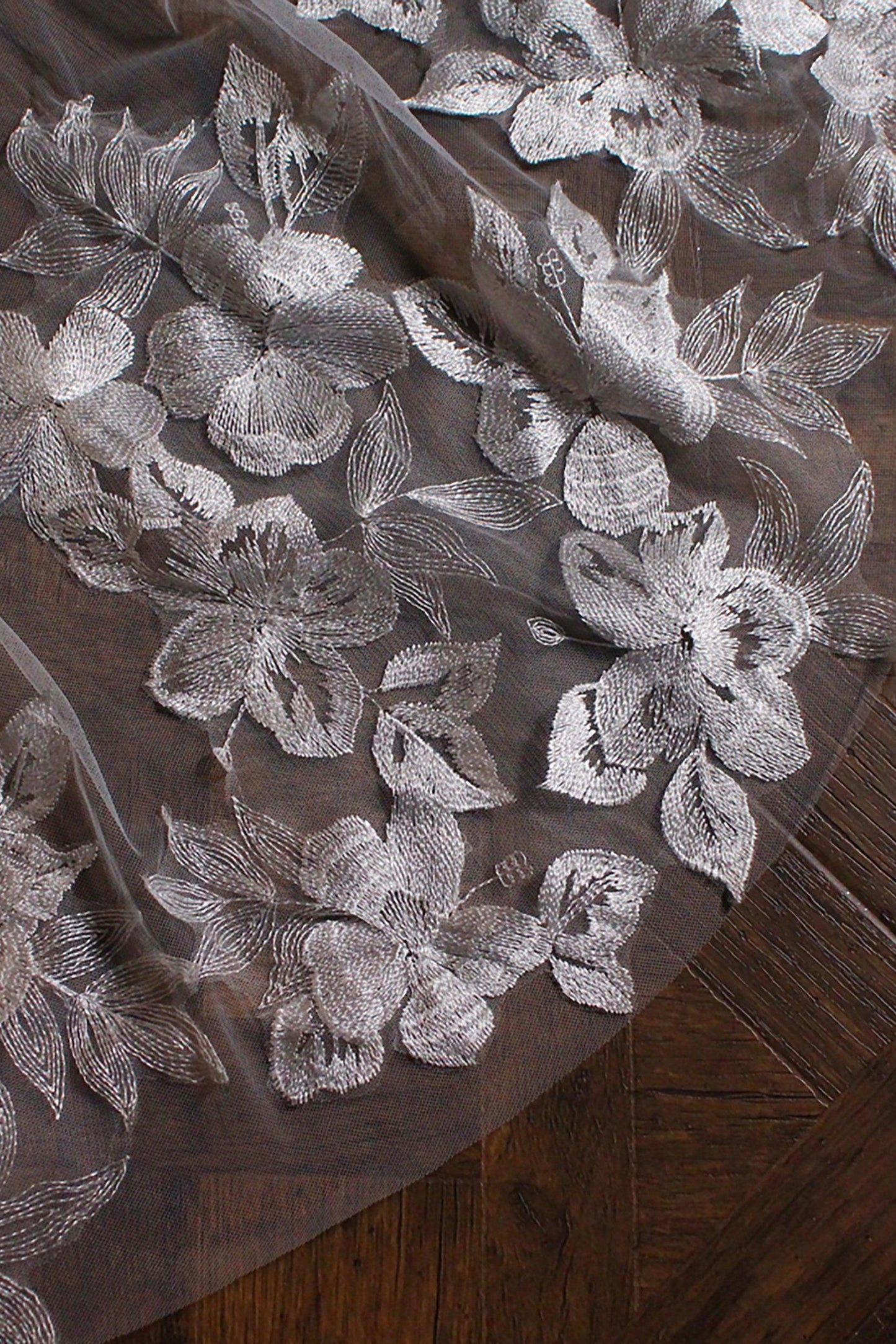 One-tier Lace Edge Tulle Chapel Veils with Appliques CV0316 - COCOMELODY
