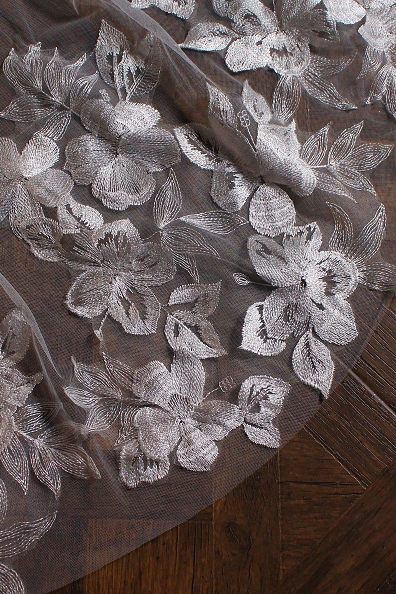 One-tier Lace Edge Tulle Chapel Veils with Appliques CV0316 - COCOMELODY