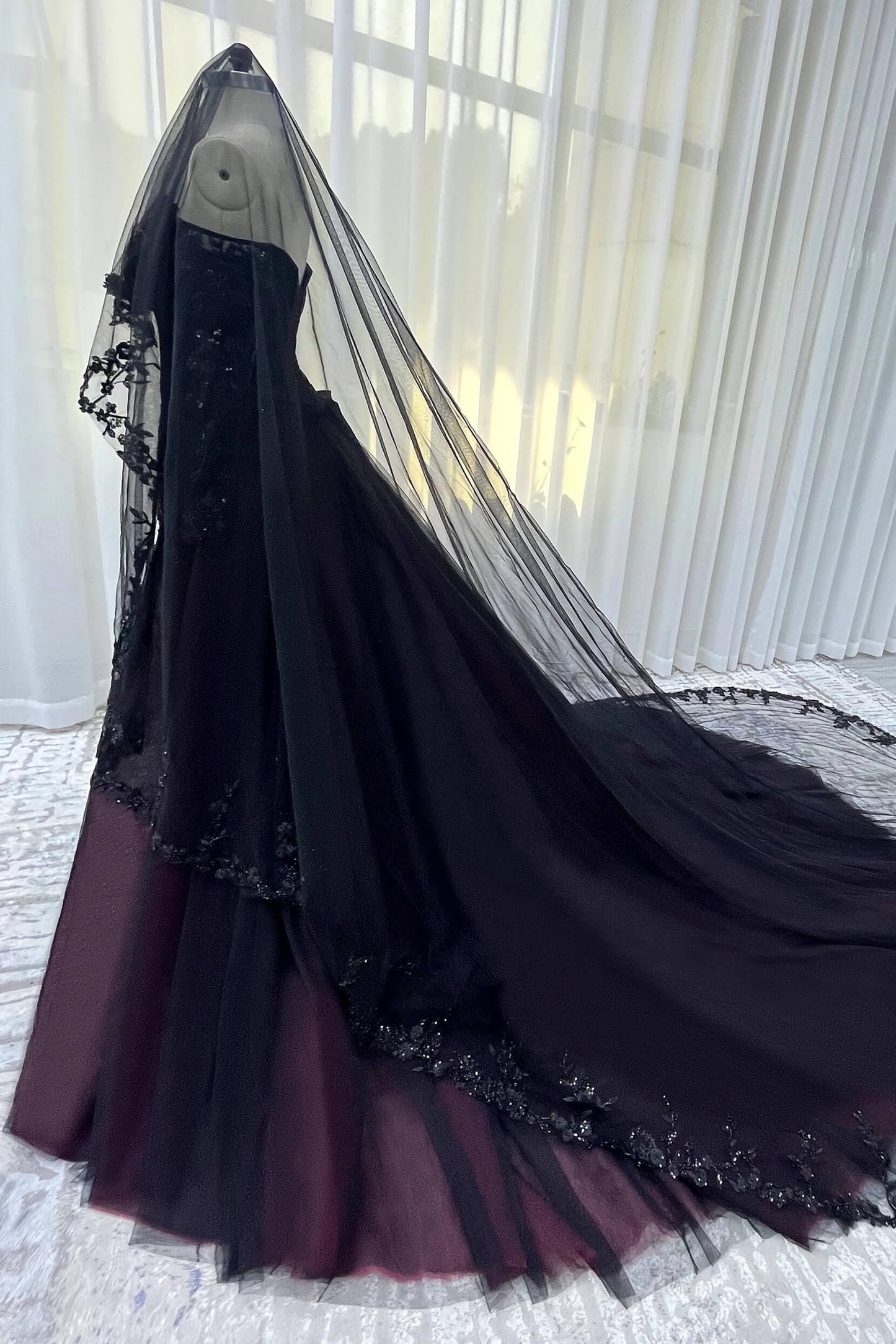 One-tier Lace Edge Tulle Chapel Veils with Appliques Beading CV0396 - COCOMELODY